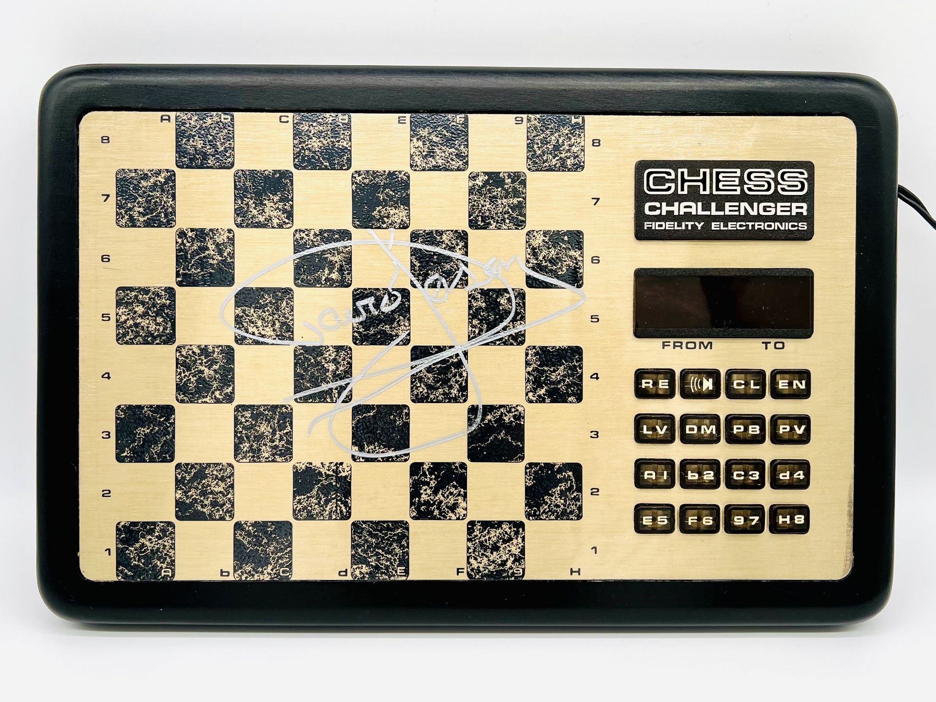 ONLY FOOLS & HORSES - SIR DAVID JASON SIGNED TALKING CHESS GAME - Image 2 of 6