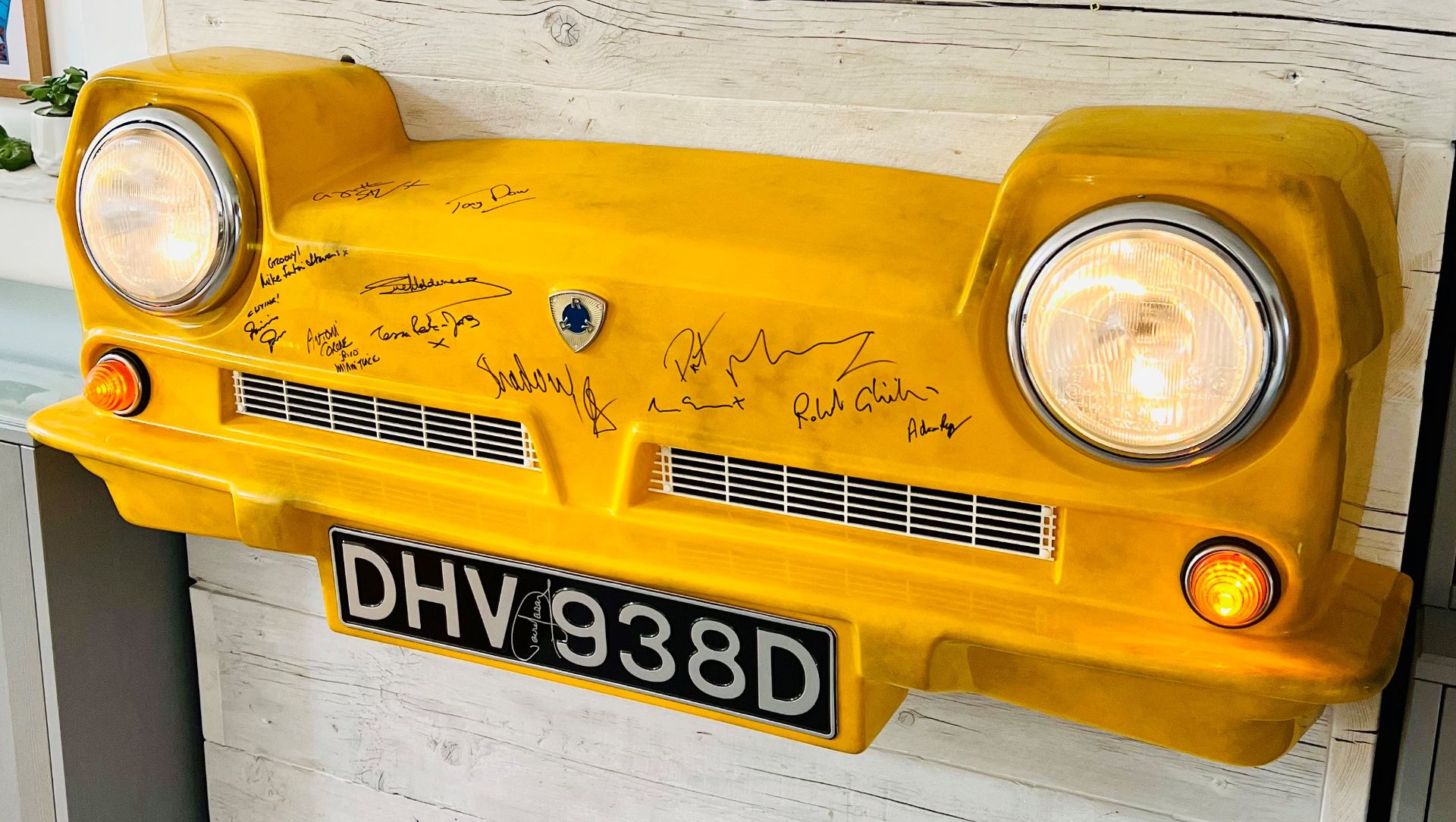 ONLY FOOLS & HORSES - TROTTER VAN FRONT END - SIGNED BY DAVID JASON + CAST - Image 3 of 12