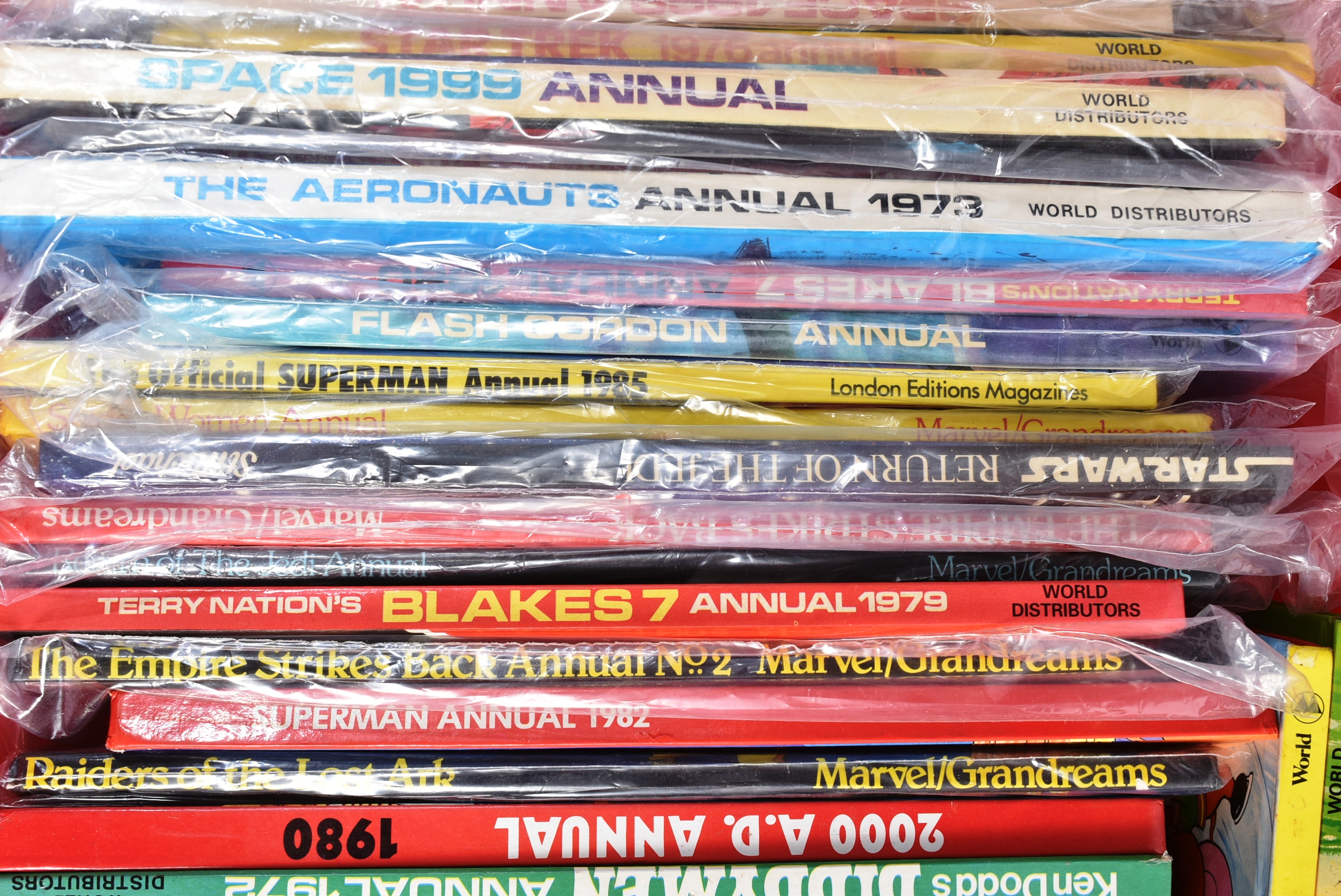 ANNUALS - LARGE COLLECTION OF VINTAGE TV / FILM RELATED - Image 4 of 5