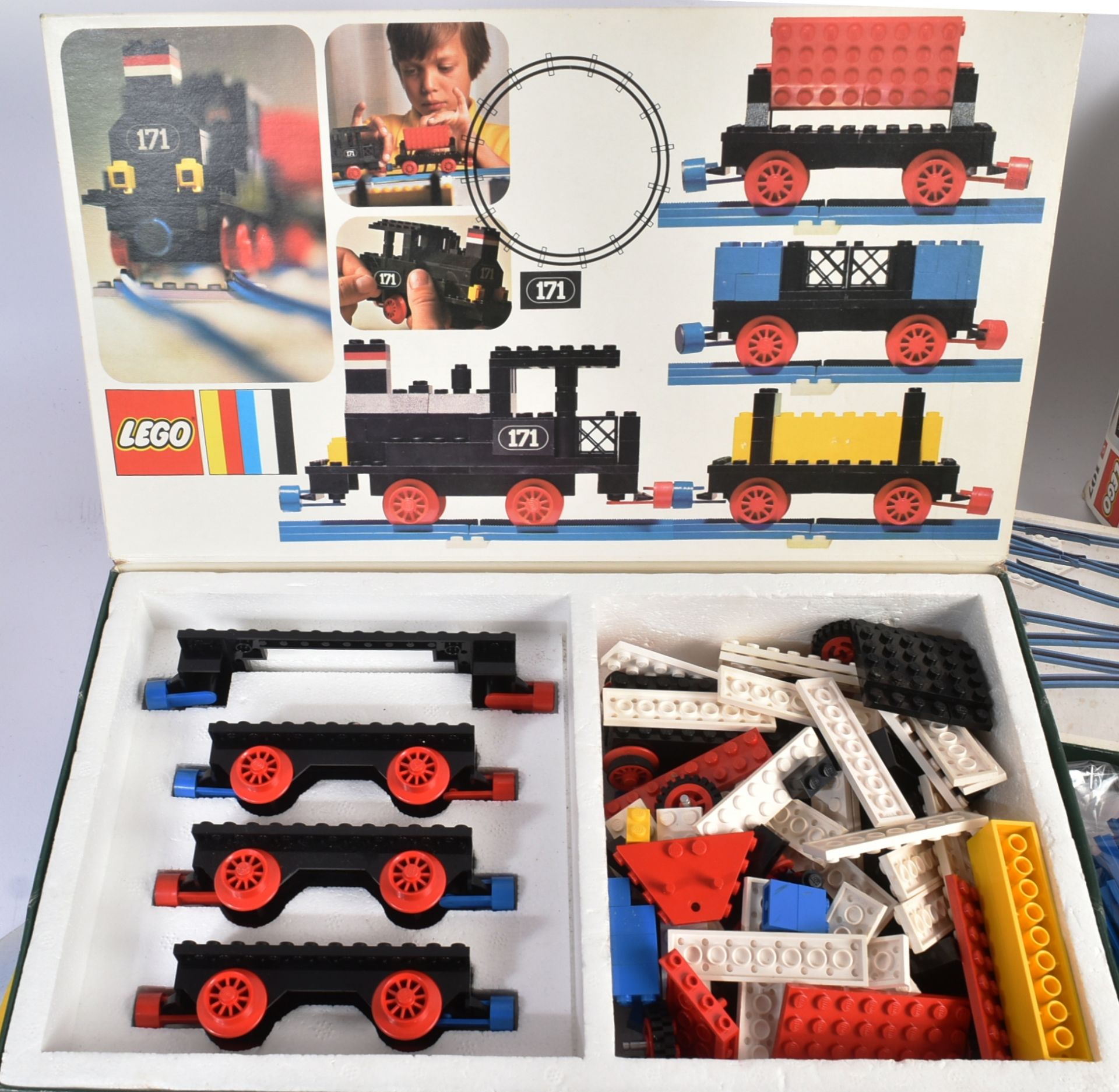 LEGO - COLLECTION OF VINTAGE LEGO SETS & LOOSE BRICKS - Image 5 of 6