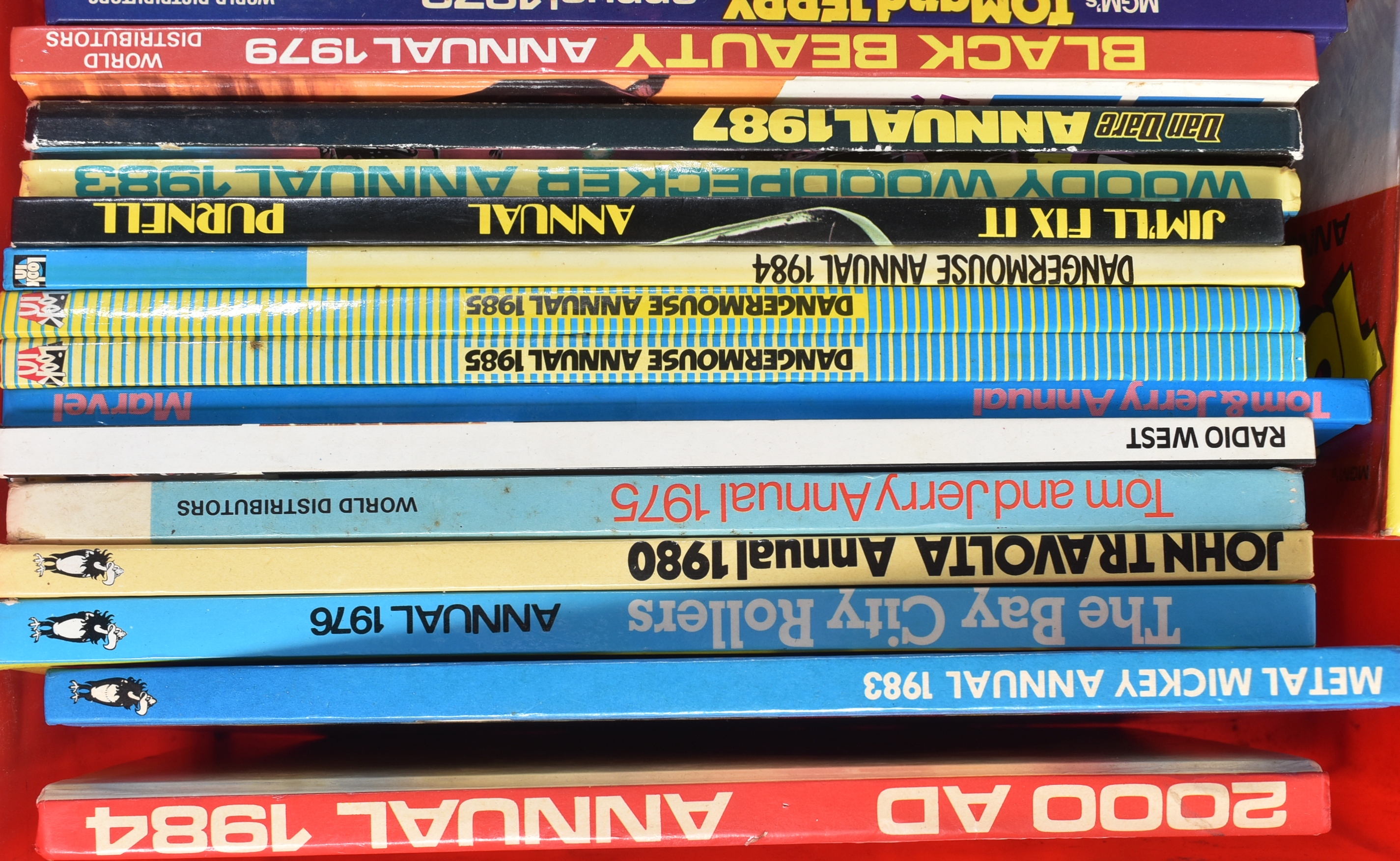 ANNUALS - LARGE COLLECTION OF VINTAGE TV / FILM RELATED - Image 2 of 5