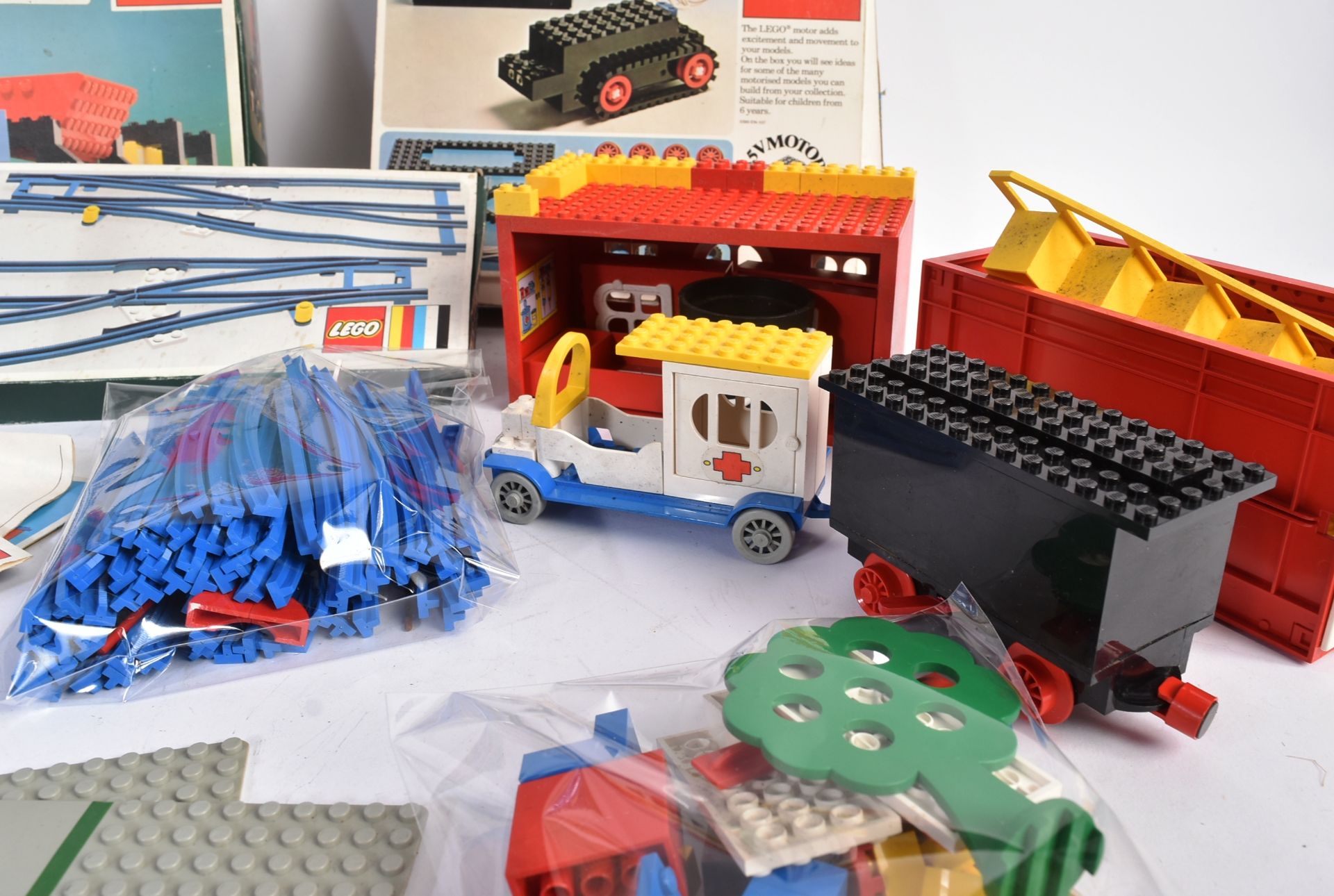 LEGO - COLLECTION OF VINTAGE LEGO SETS & LOOSE BRICKS - Image 2 of 6