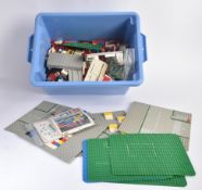LEGO - VINTAGE LOOSE LEGO BRICKS & INSTRUCTION MANUALS