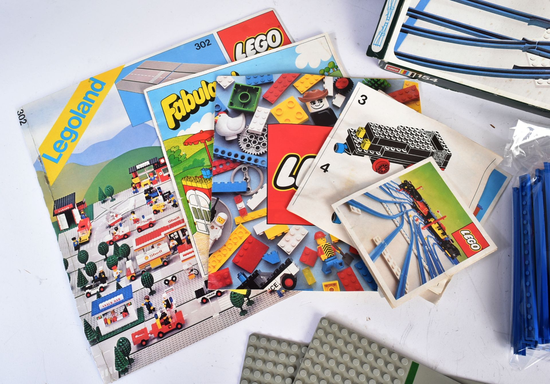 LEGO - COLLECTION OF VINTAGE LEGO SETS & LOOSE BRICKS - Image 3 of 6