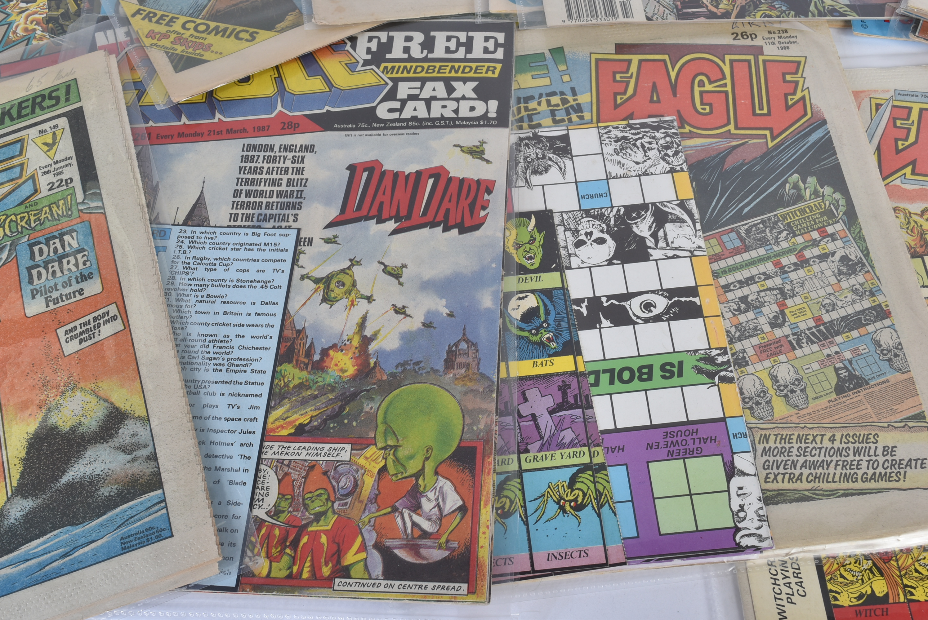 EAGLE COMICS - VINTAGE EAGLE COMICS WITH FREE GIFTS - Image 3 of 11