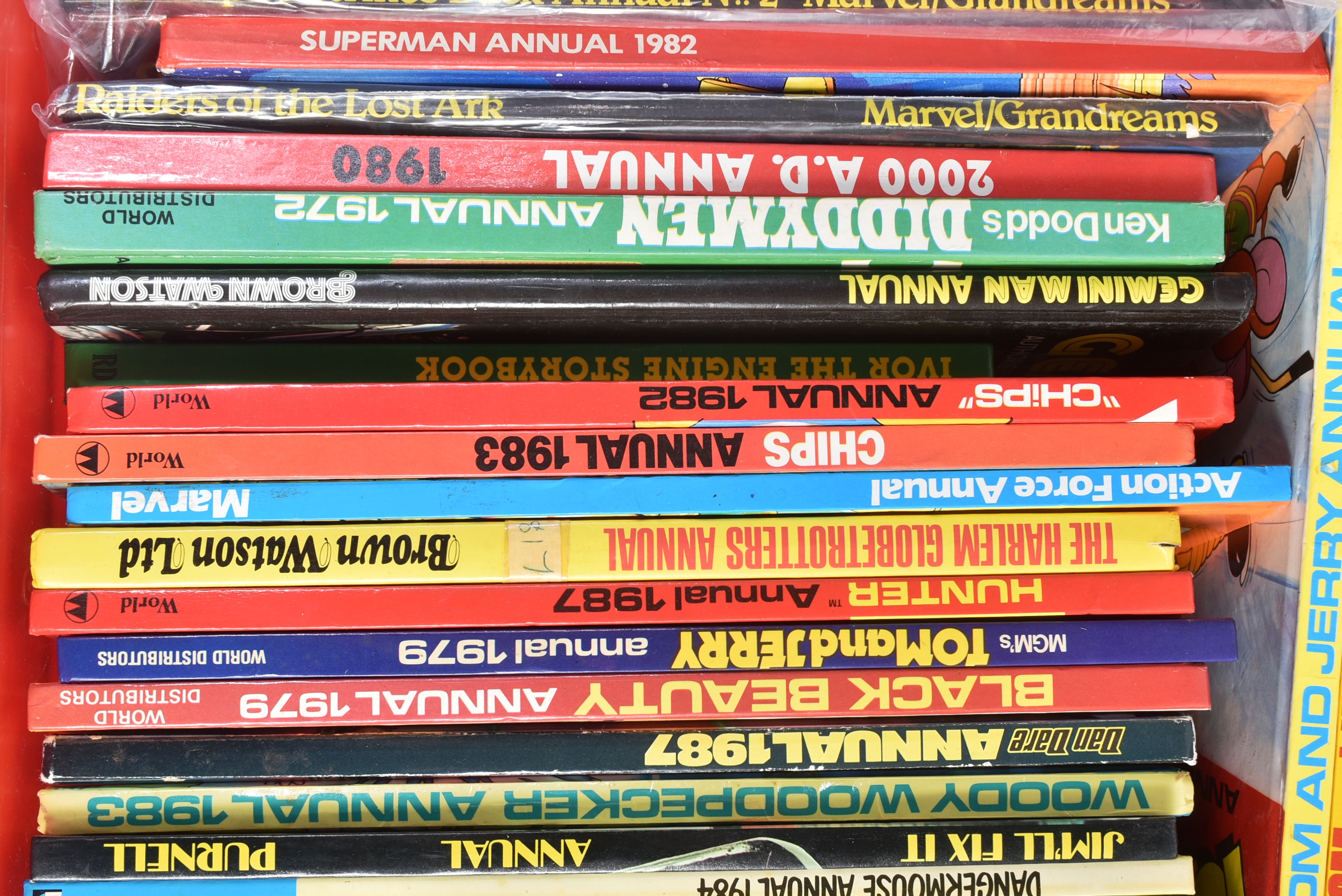 ANNUALS - LARGE COLLECTION OF VINTAGE TV / FILM RELATED - Image 3 of 5