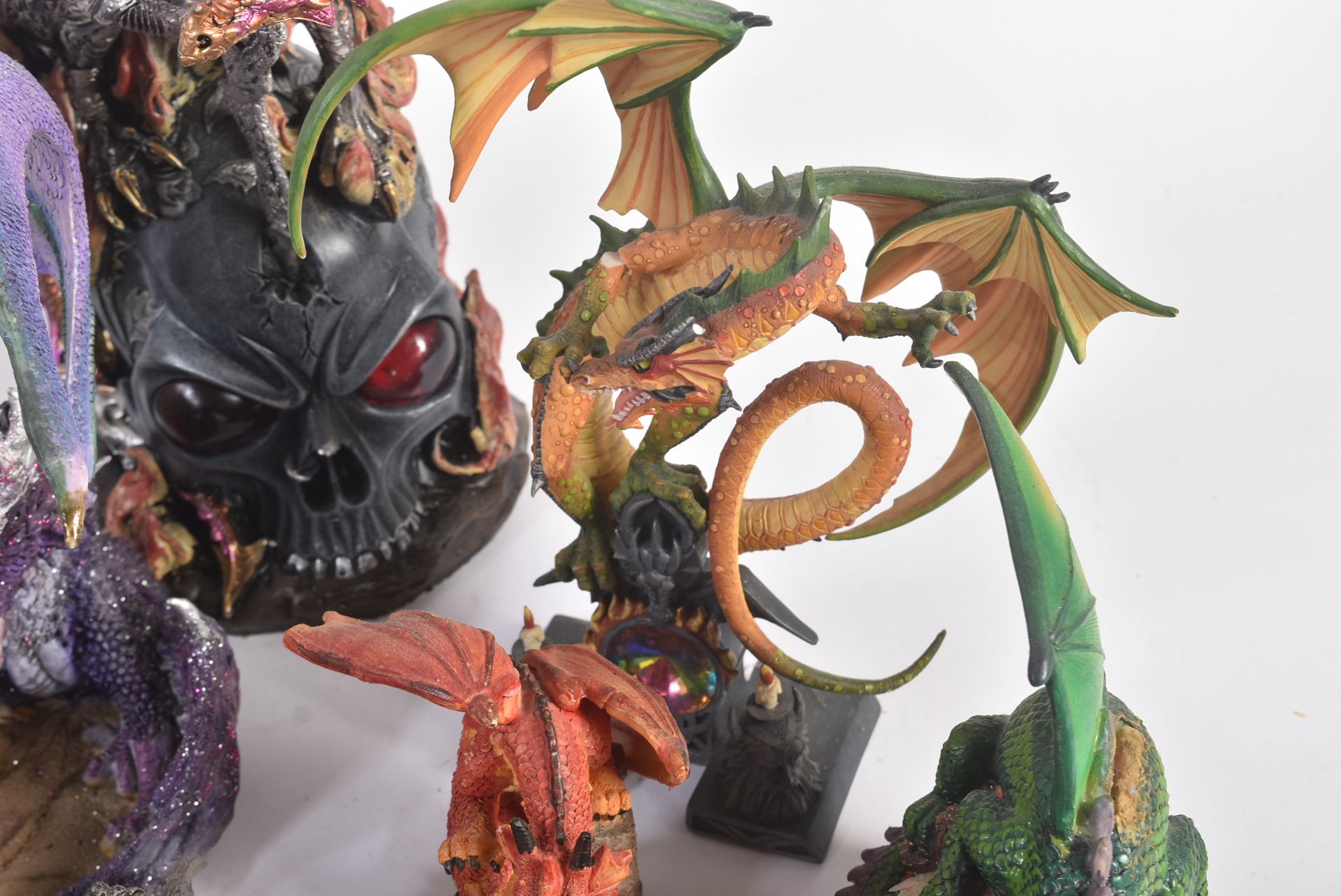 COLLECTION OF VINTAGE MYTHICAL DRAGON FIGURINES - Bild 7 aus 8