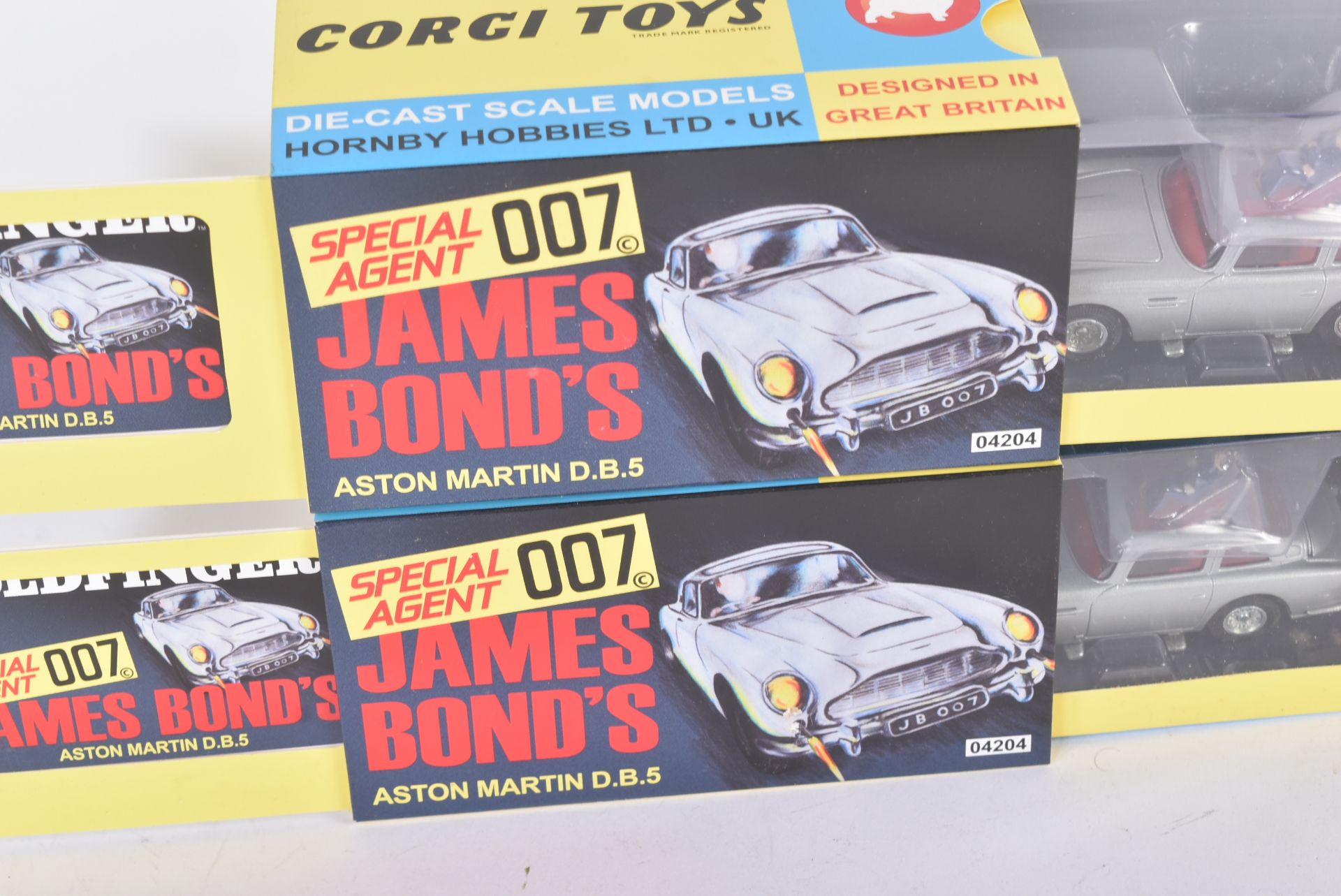 TWO HORNBY MADE CORGI TOYS JAMES BOND ASTON MARTIN DIECAST MODEL - Bild 5 aus 5