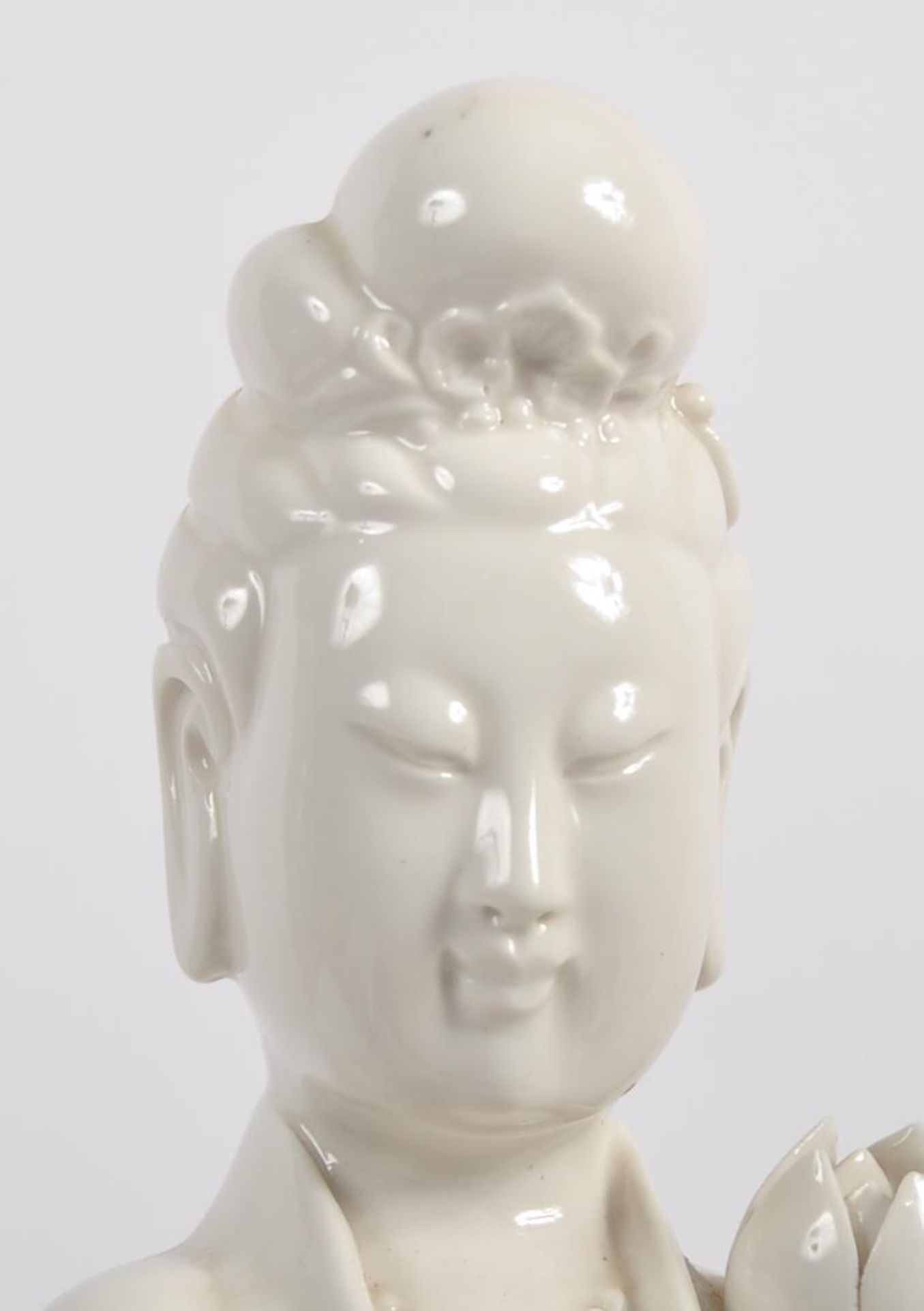 LARGE EARLY 20TH CENTURY CHINESE GUANYIN FIGURE - Image 7 of 9