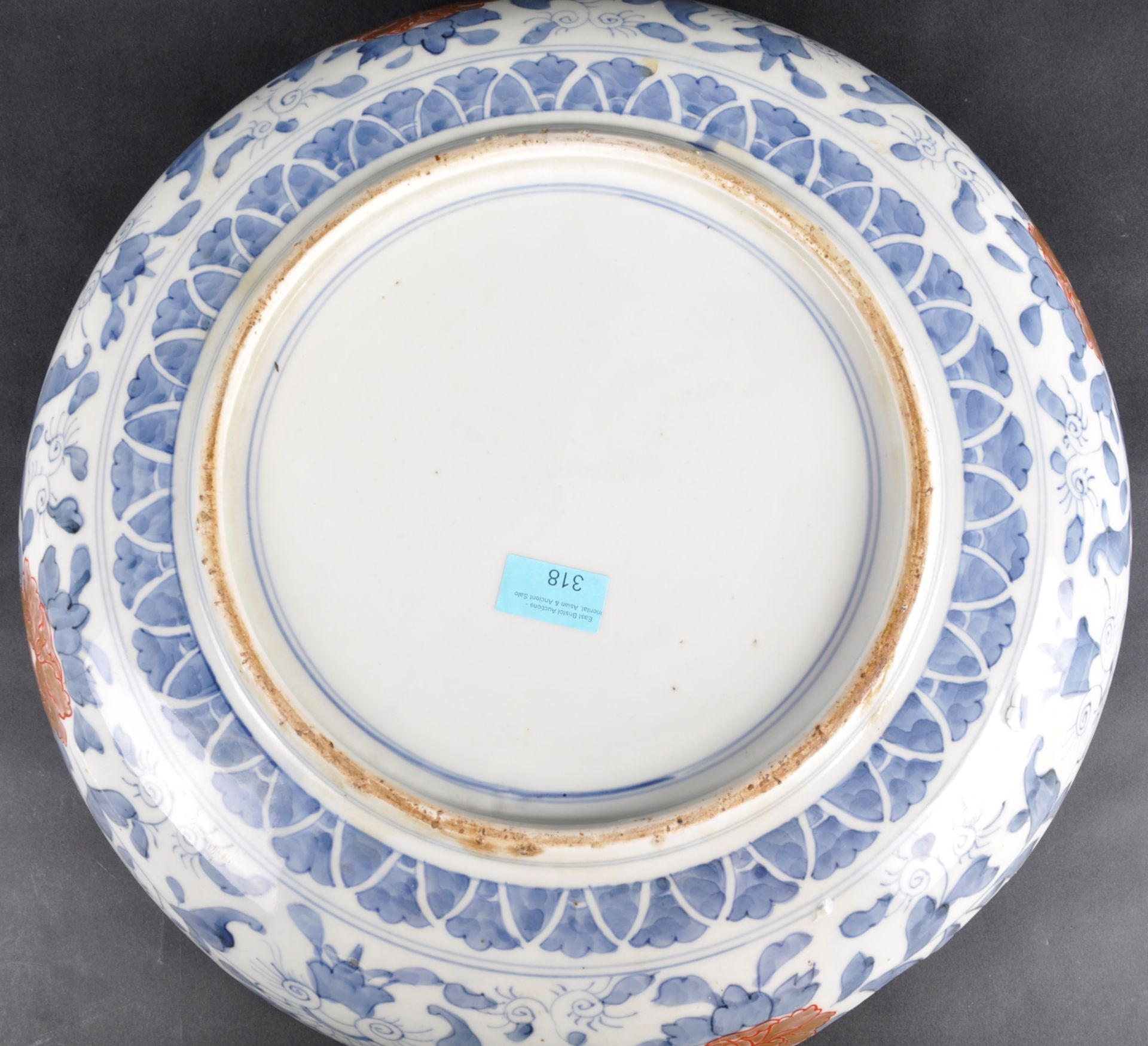 LARGE 19TH CENTURY IMARI PORCELAIN CHARGER - Image 7 of 7