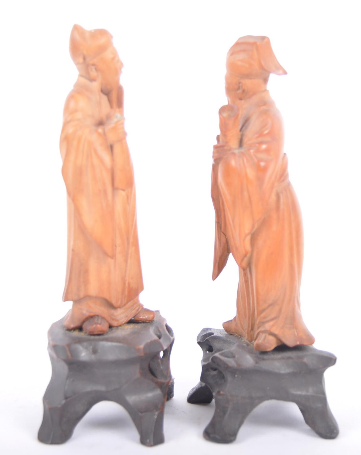PAIR OF CARVED 20TH CENTURY CHINESE HAND CARVED FIGURINES - Bild 2 aus 4