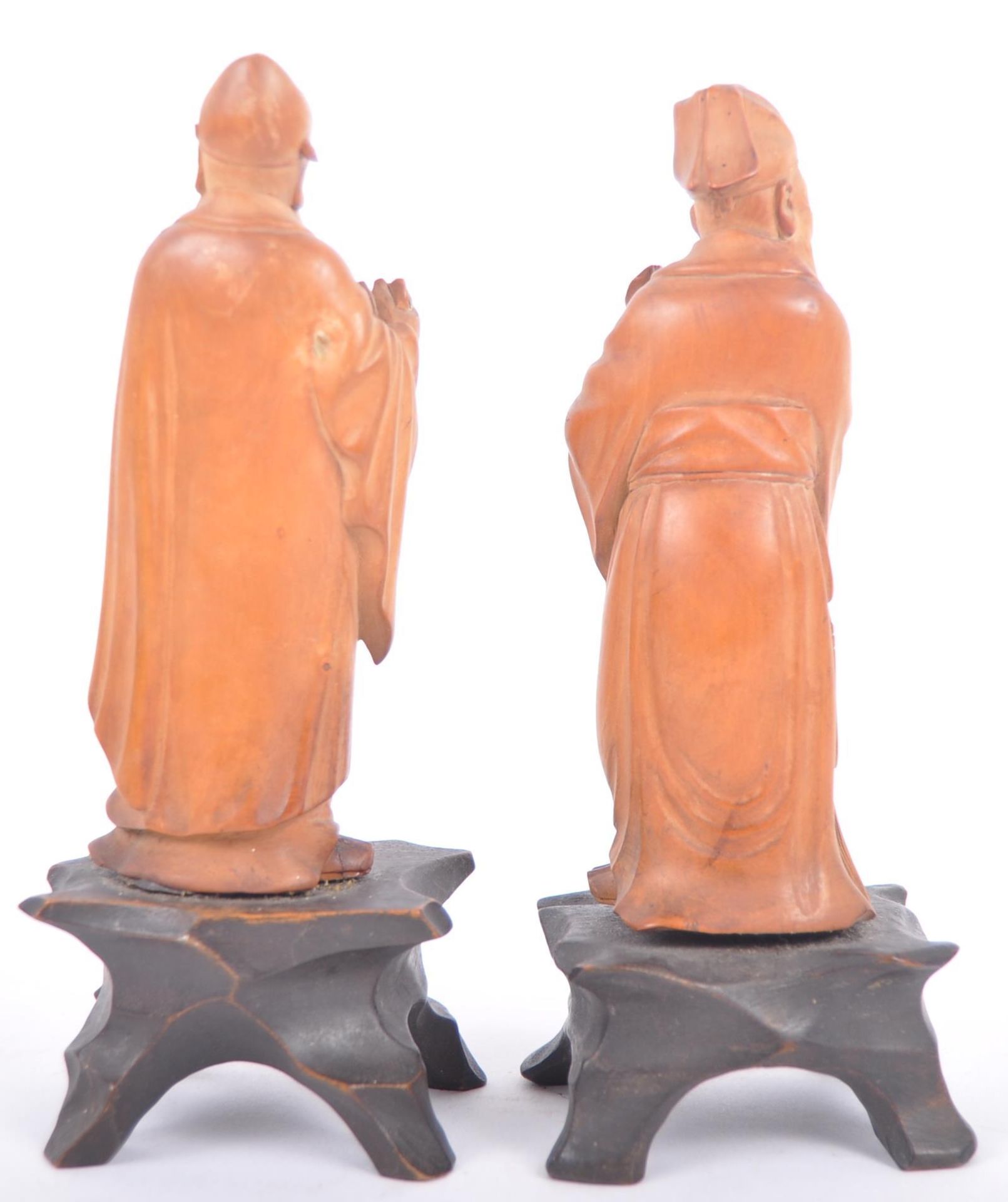 PAIR OF CARVED 20TH CENTURY CHINESE HAND CARVED FIGURINES - Bild 3 aus 4