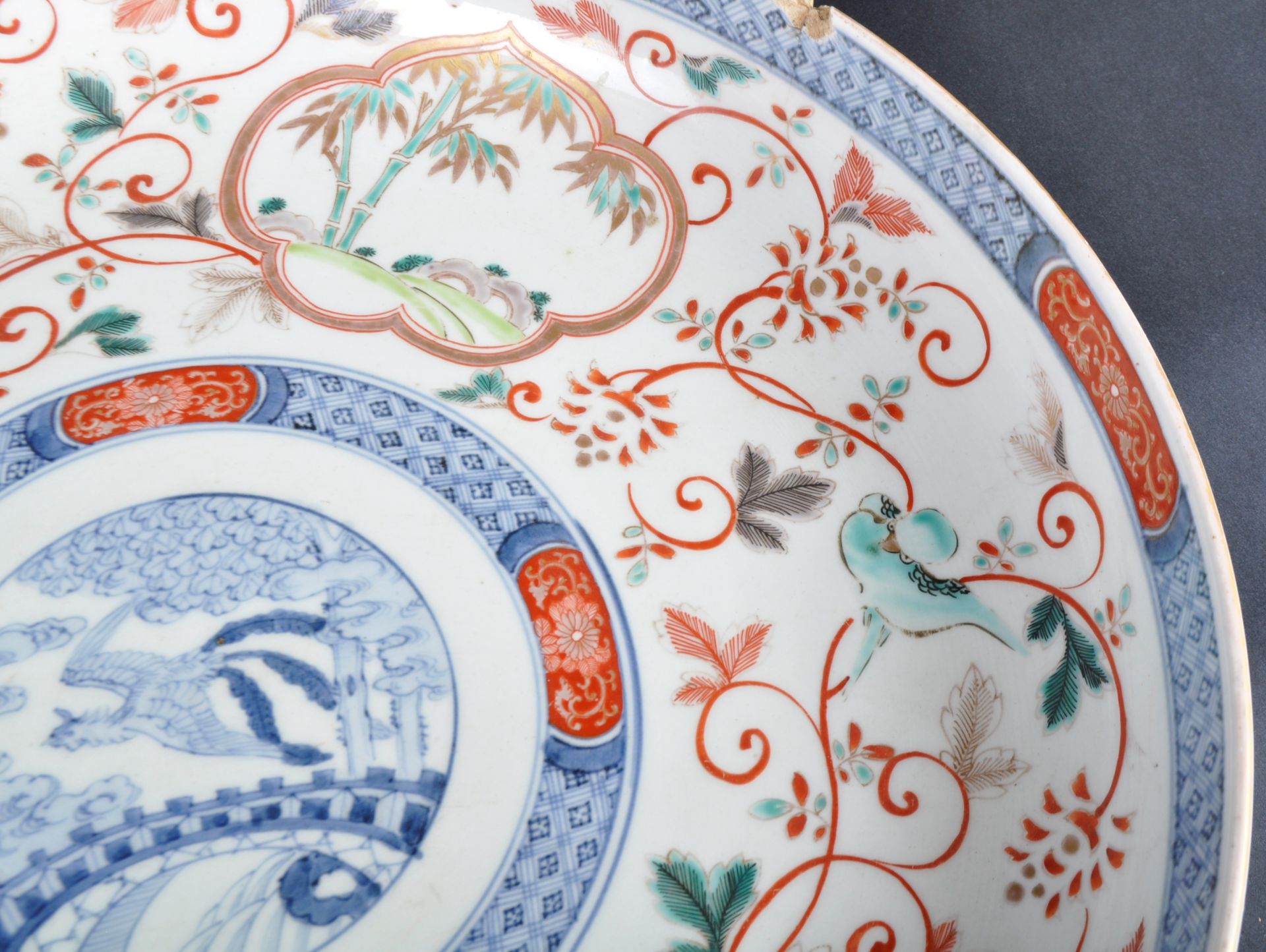 LARGE 19TH CENTURY IMARI PORCELAIN CHARGER - Image 6 of 7