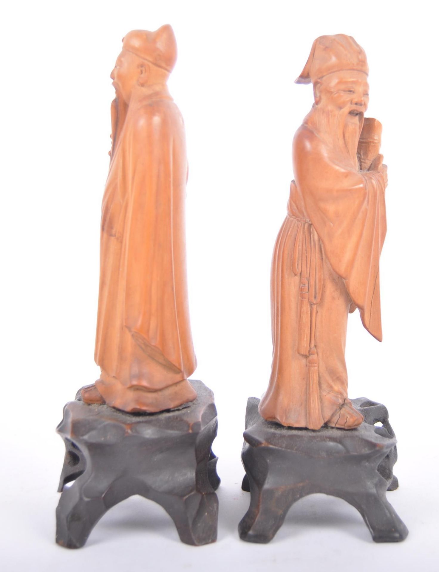PAIR OF CARVED 20TH CENTURY CHINESE HAND CARVED FIGURINES - Bild 4 aus 4