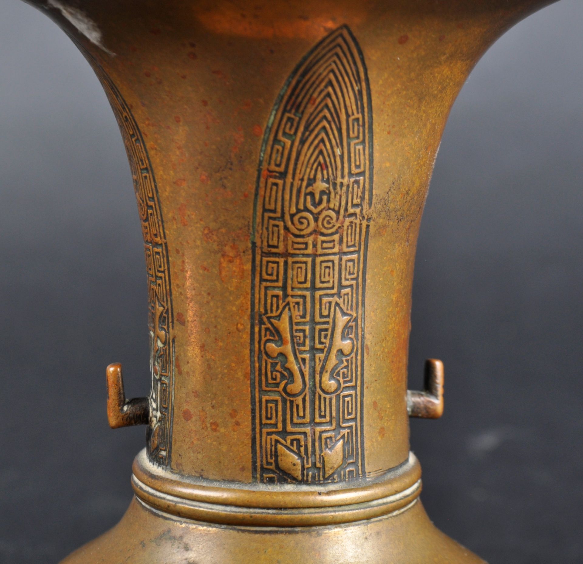 19TH CENTURY CHINESE ARCHIASTIC BRONZE GU VESSEL - Image 4 of 7