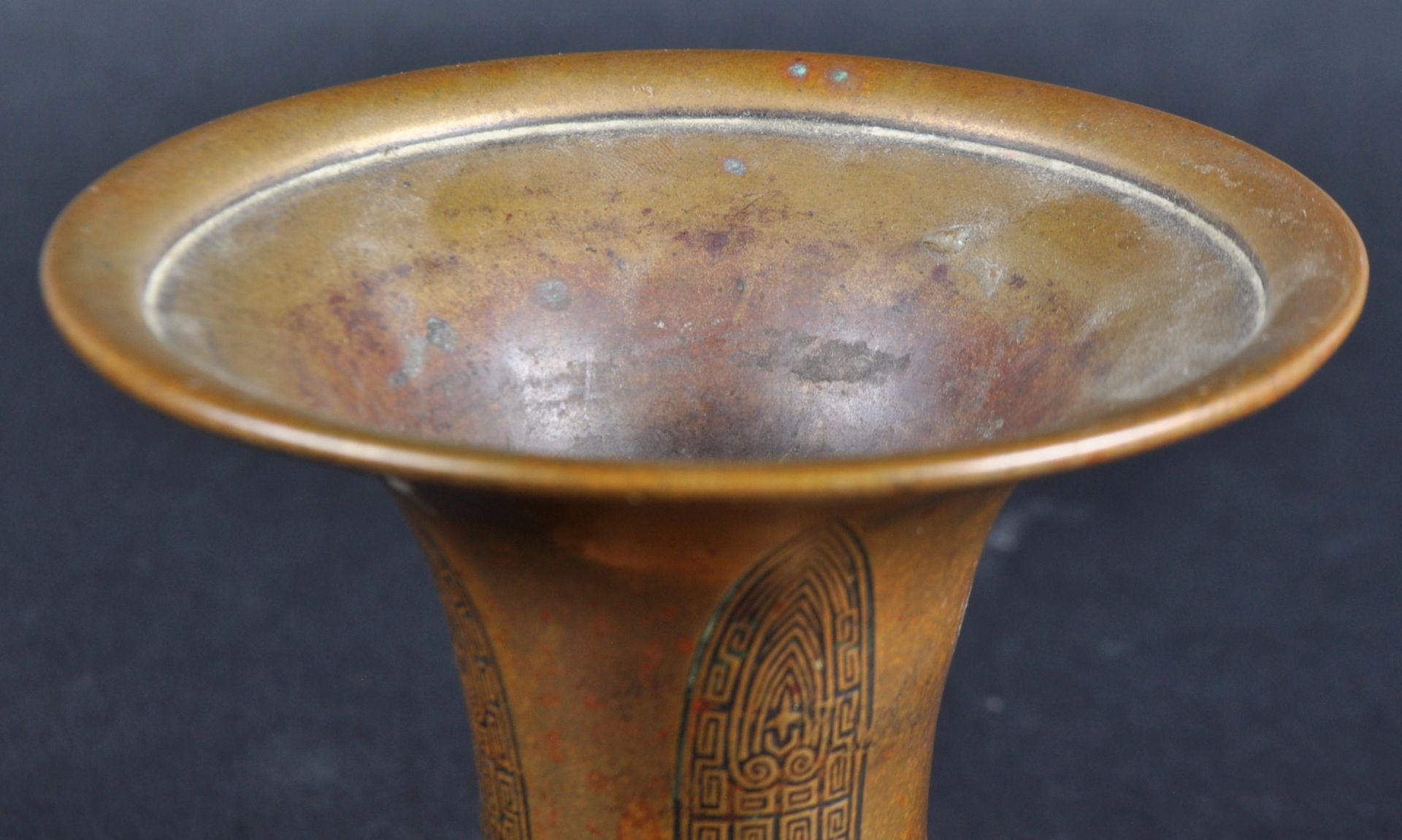 19TH CENTURY CHINESE ARCHIASTIC BRONZE GU VESSEL - Image 3 of 7