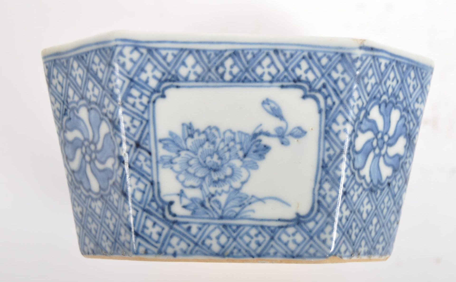 19TH CENTURY CHINESE BLUE & WHITE BOWL - Image 5 of 7