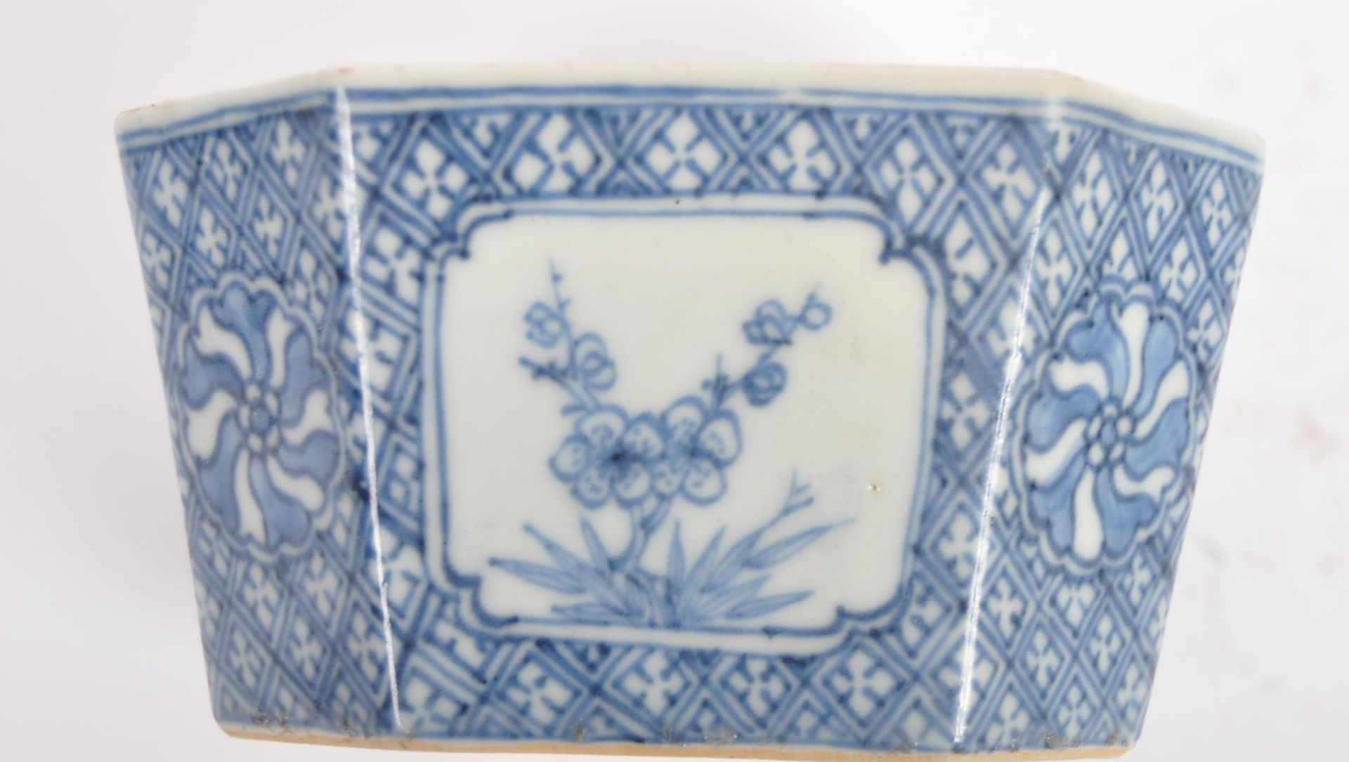 19TH CENTURY CHINESE BLUE & WHITE BOWL - Image 4 of 7