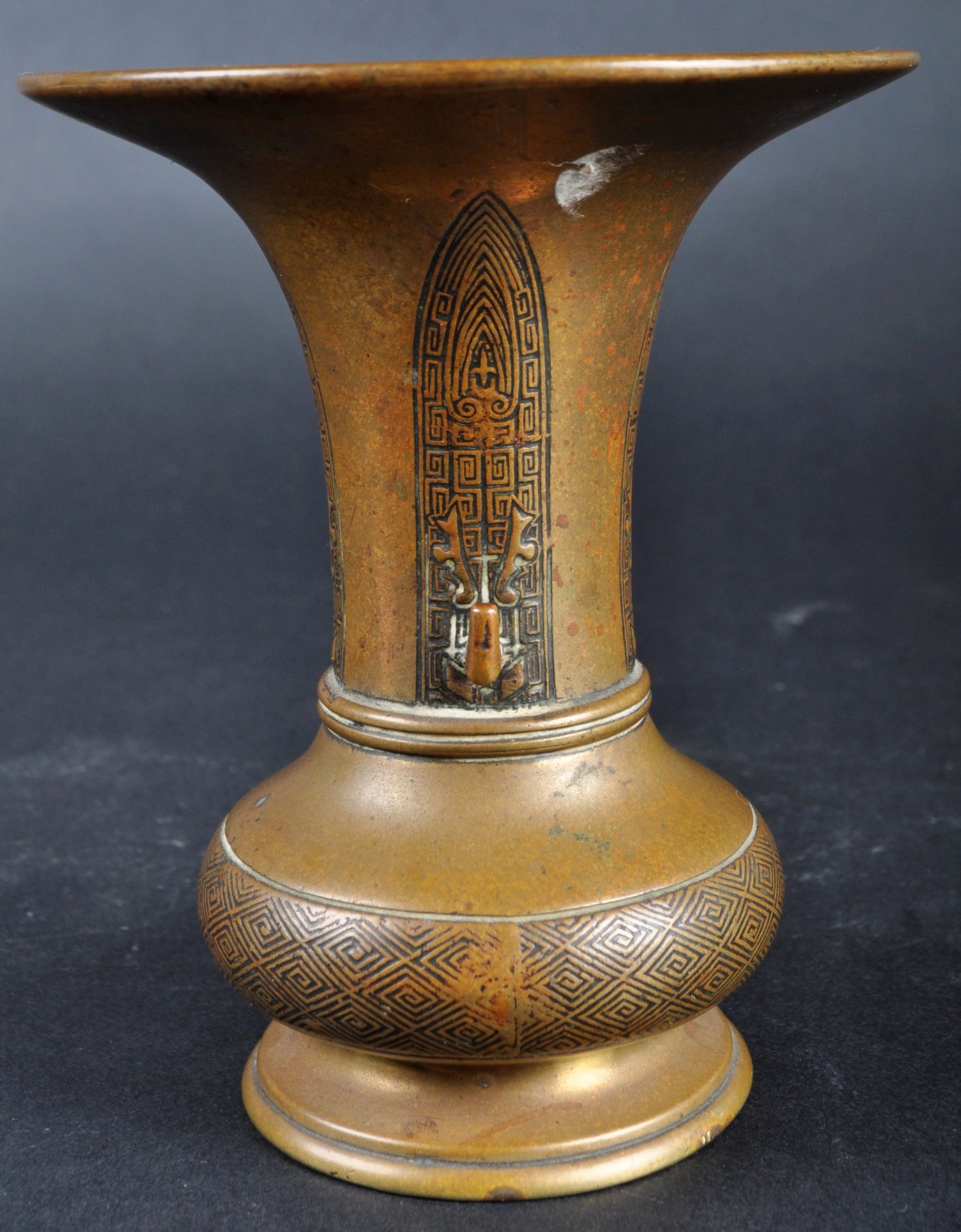 19TH CENTURY CHINESE ARCHIASTIC BRONZE GU VESSEL - Image 5 of 7