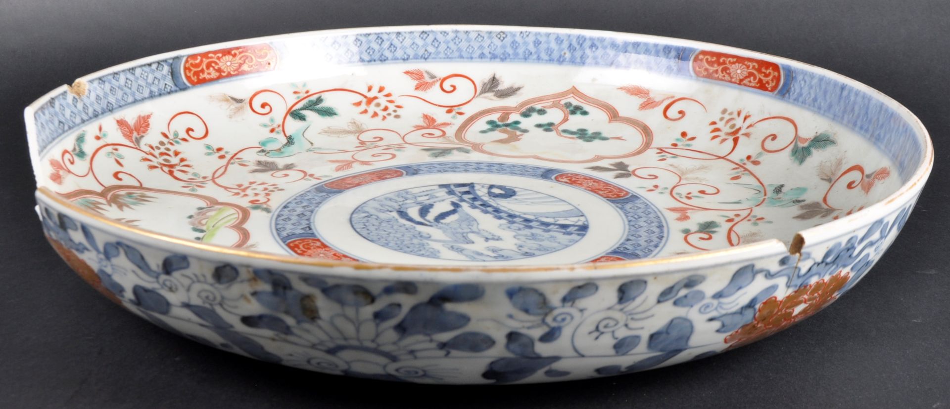 LARGE 19TH CENTURY IMARI PORCELAIN CHARGER - Image 2 of 7