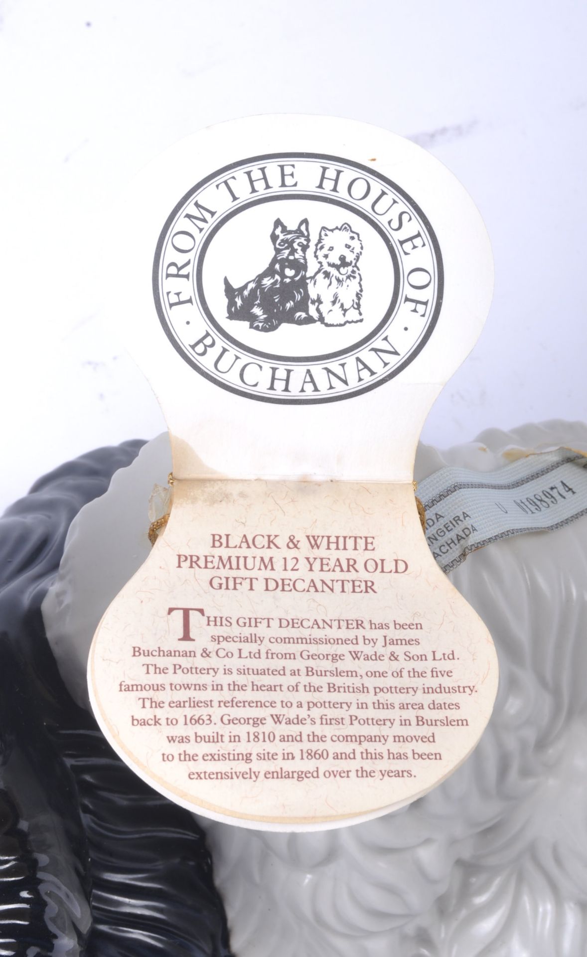 BLACK & WHITE PREMIUM GIFT DECANTER SET IN BOX - Image 7 of 7