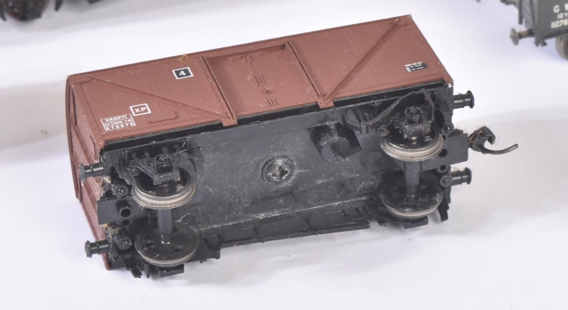 COLLECTION OF ASSORTED OO GAUGE MODEL RAILWAY ROLLING STOCK & TRACKSIDE FIGURES - Bild 10 aus 12