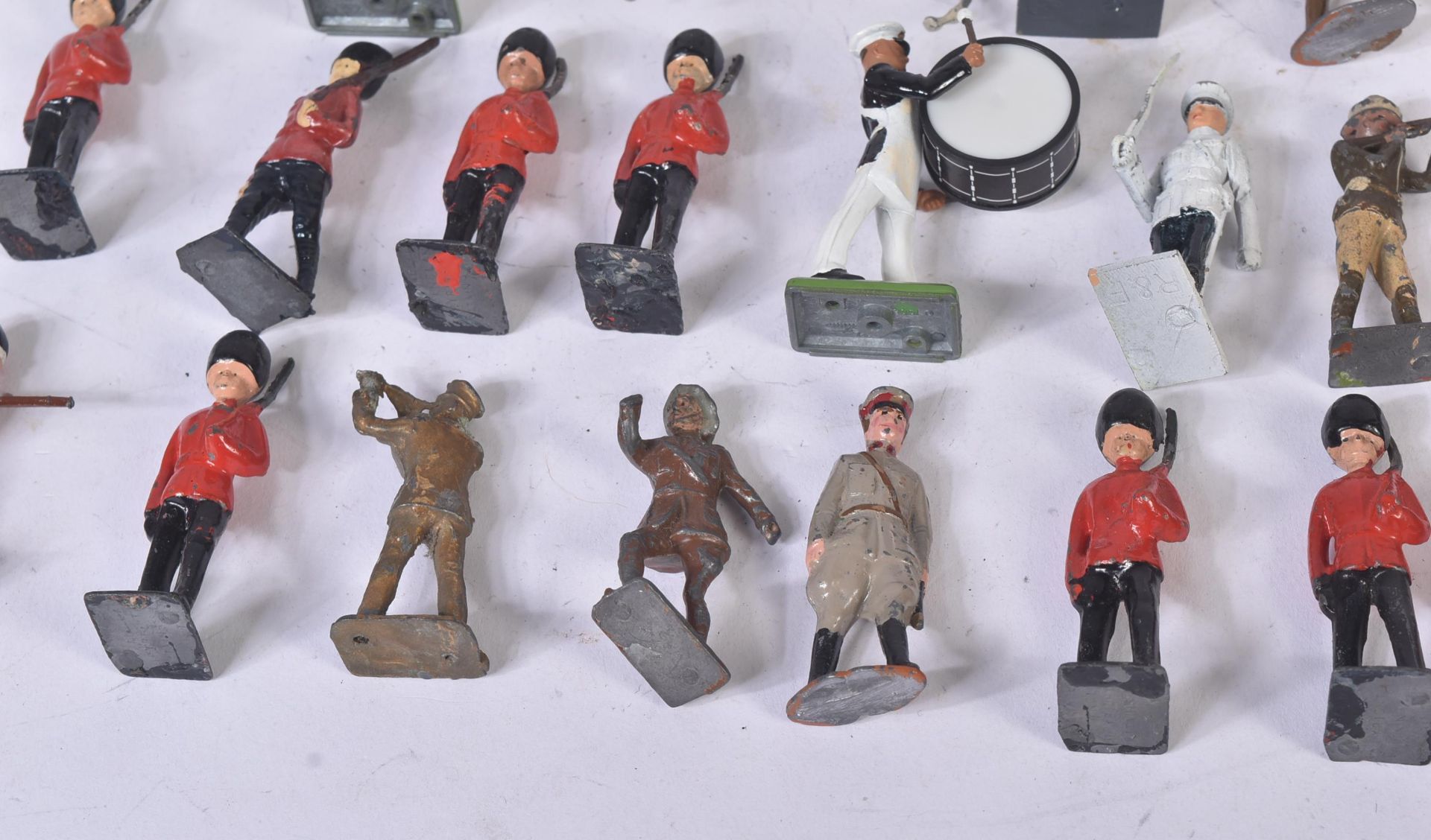 COLLECTION OF ASSORTED LOOSE LEAD TOY SOLDIERS - Bild 7 aus 7