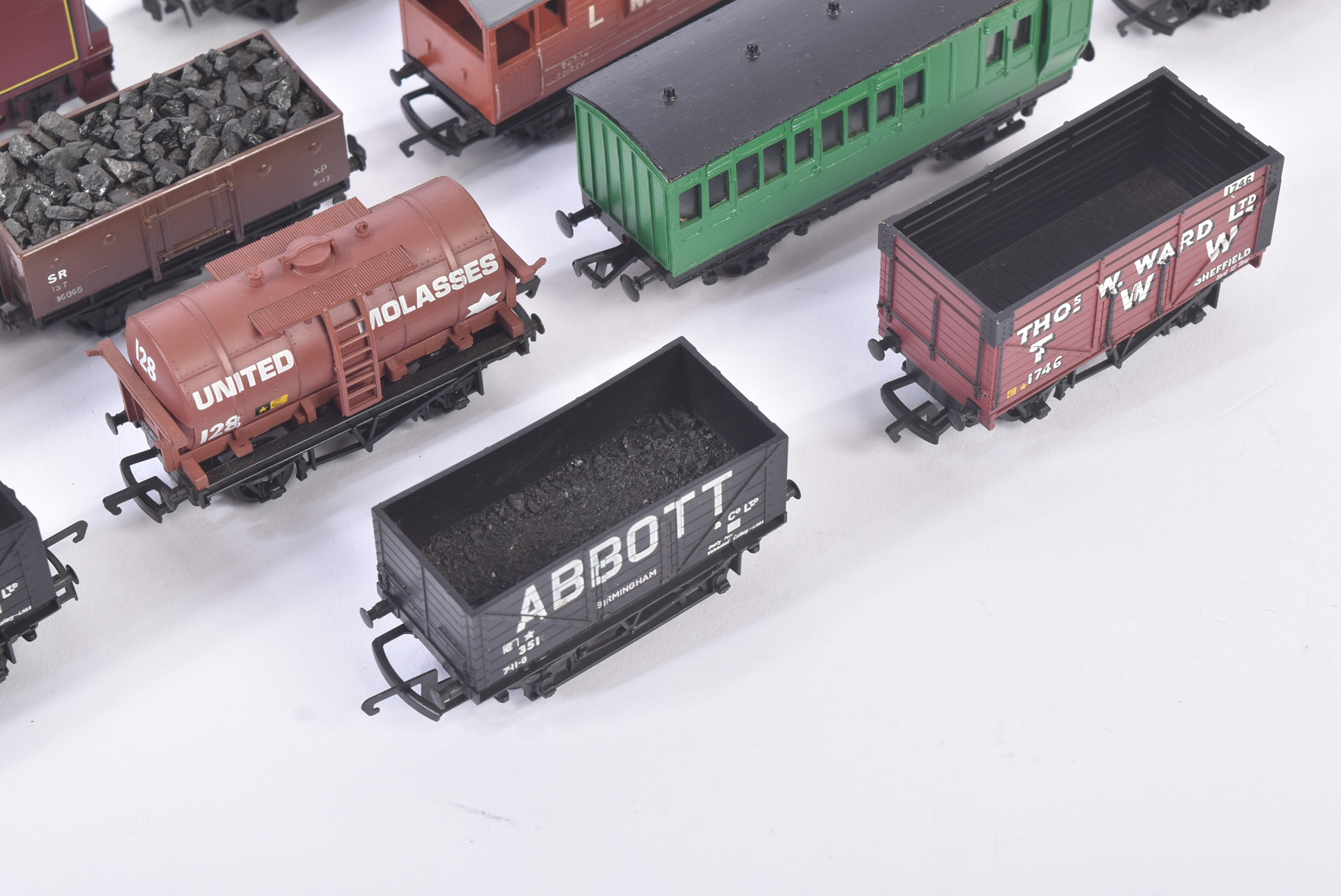 COLLECTION OF ASSORTED OO GAUGE LOCOS & ROLLING STOCK - Image 2 of 7