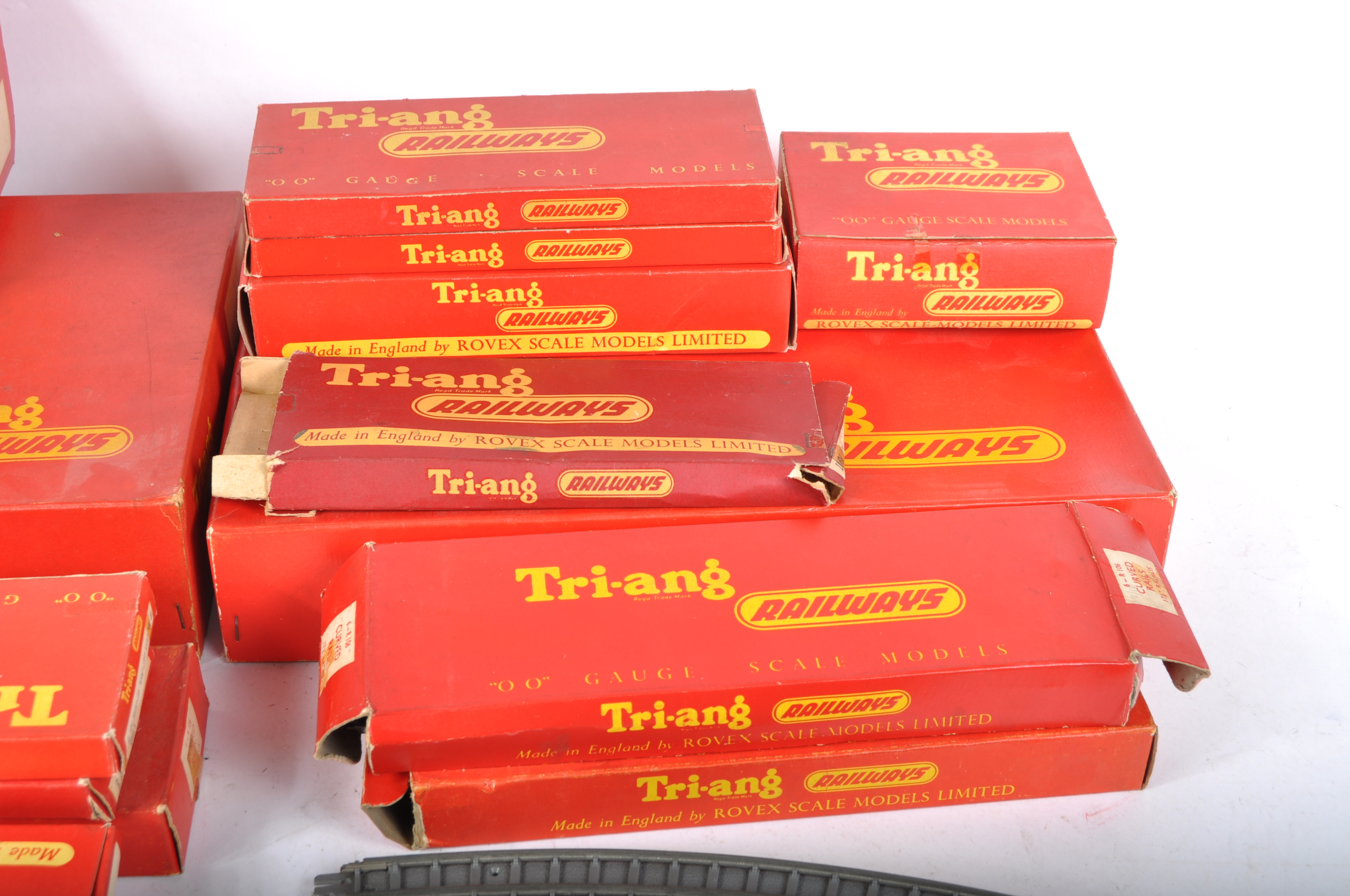COLLECTION OF VINTAGE TRIANG 00 GAUGE MODEL RAILWAY ACCESSORIES - Image 3 of 5