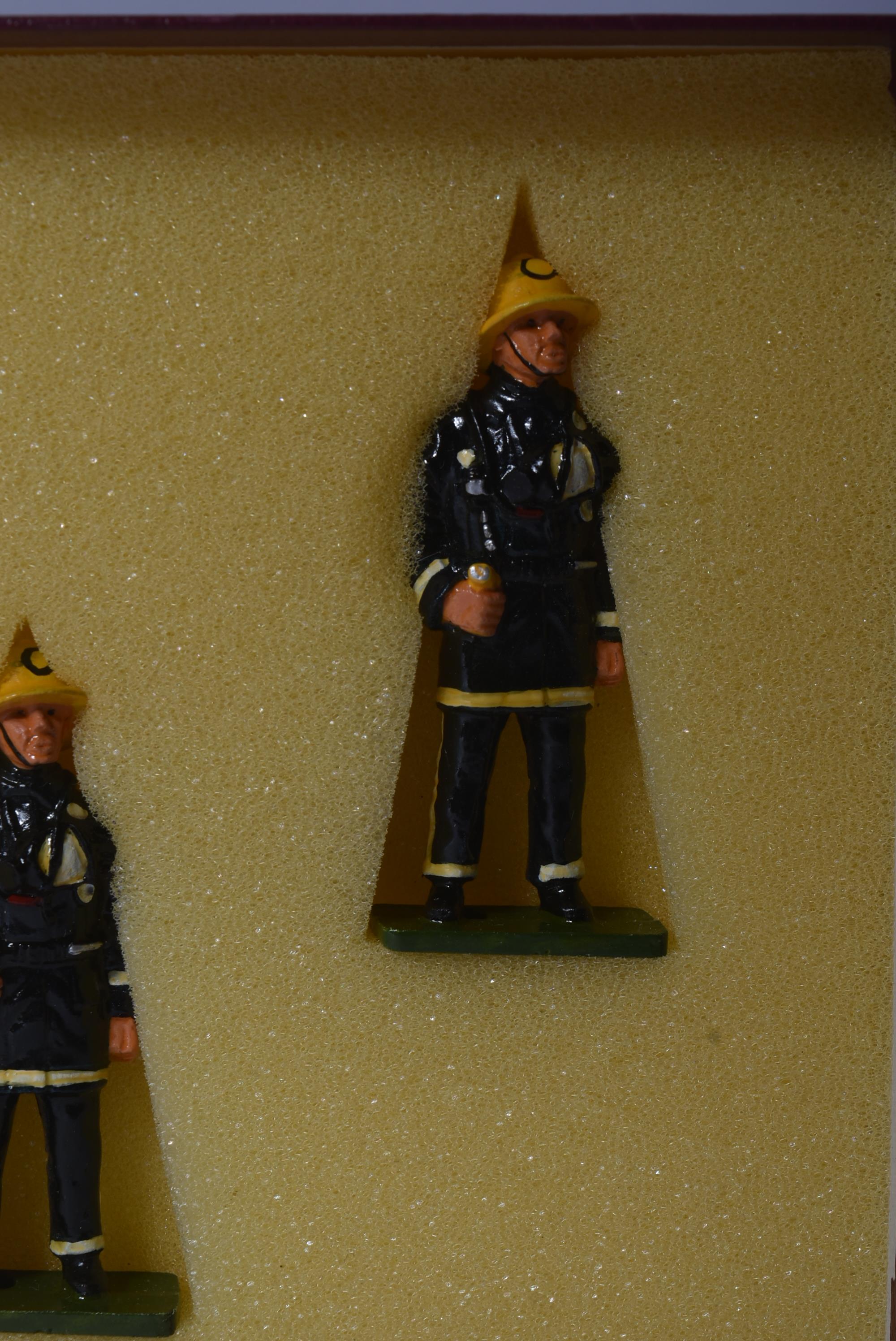 VINTAGE WHITE METAL FIRE FIGHTER MODEL FIGURINES - Image 5 of 5