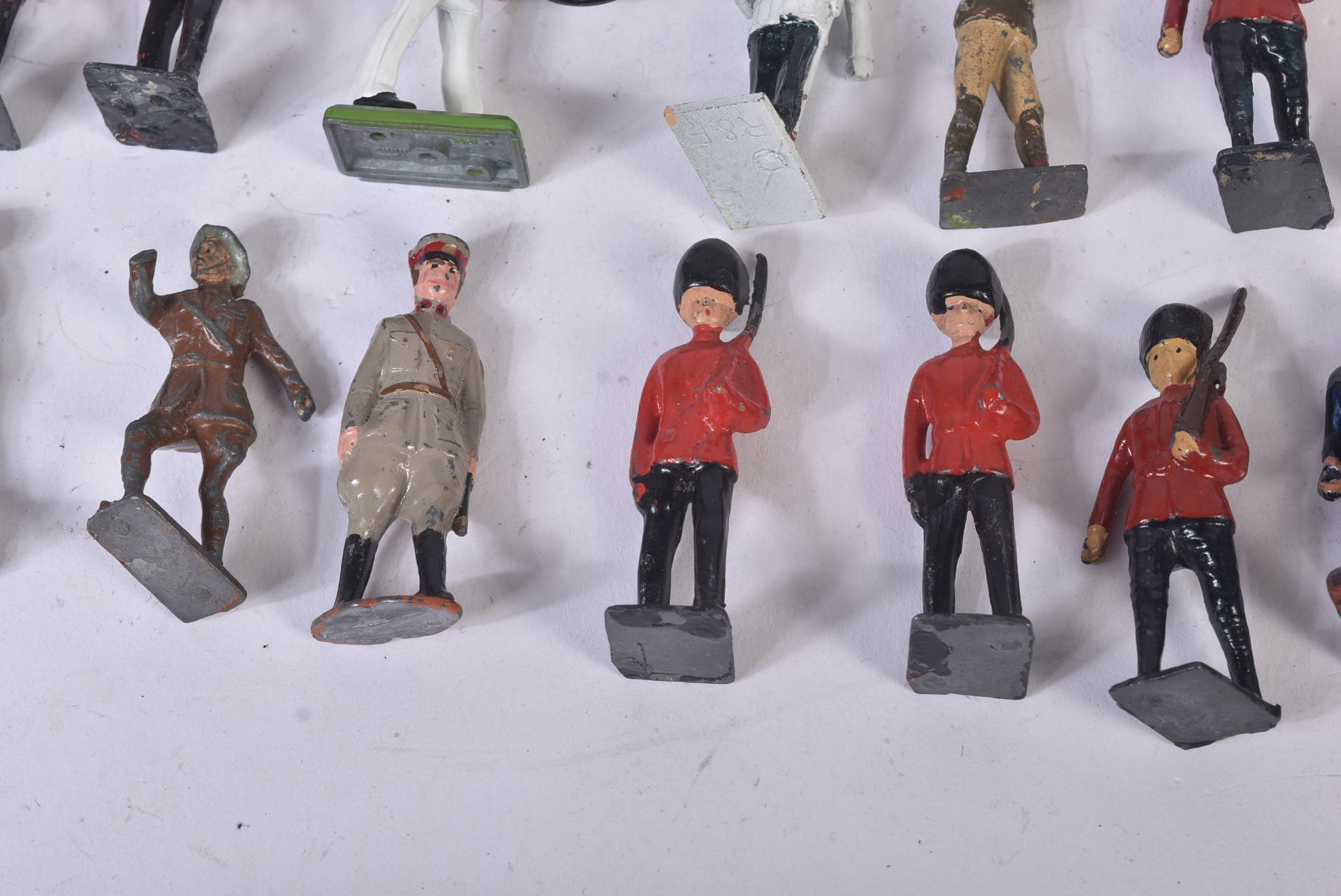 COLLECTION OF ASSORTED LOOSE LEAD TOY SOLDIERS - Bild 3 aus 7