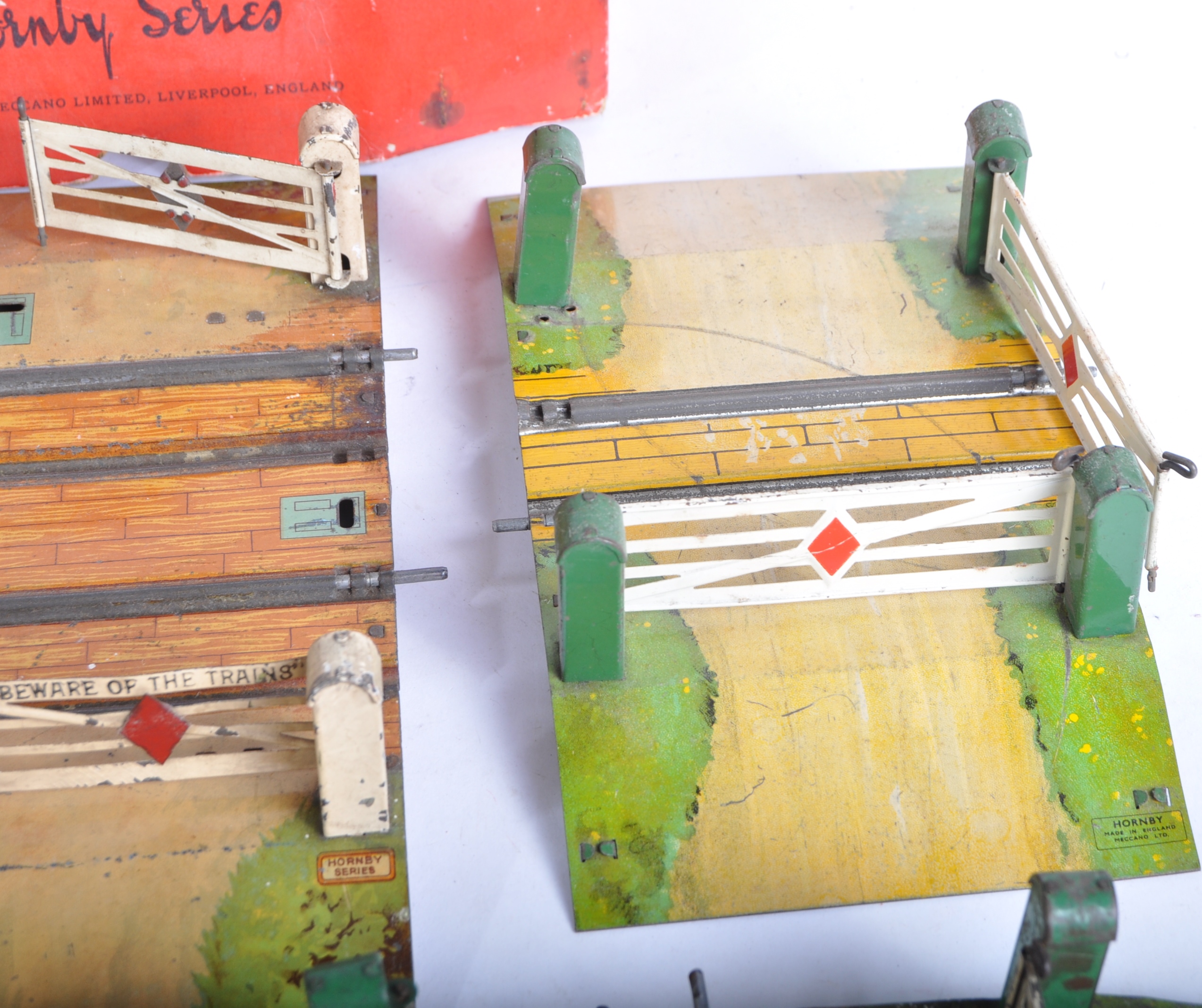 COLLECTION OF VINTAGE HORNBY SERIES O GAUGE LEVEL CROSSINGS - Image 5 of 7