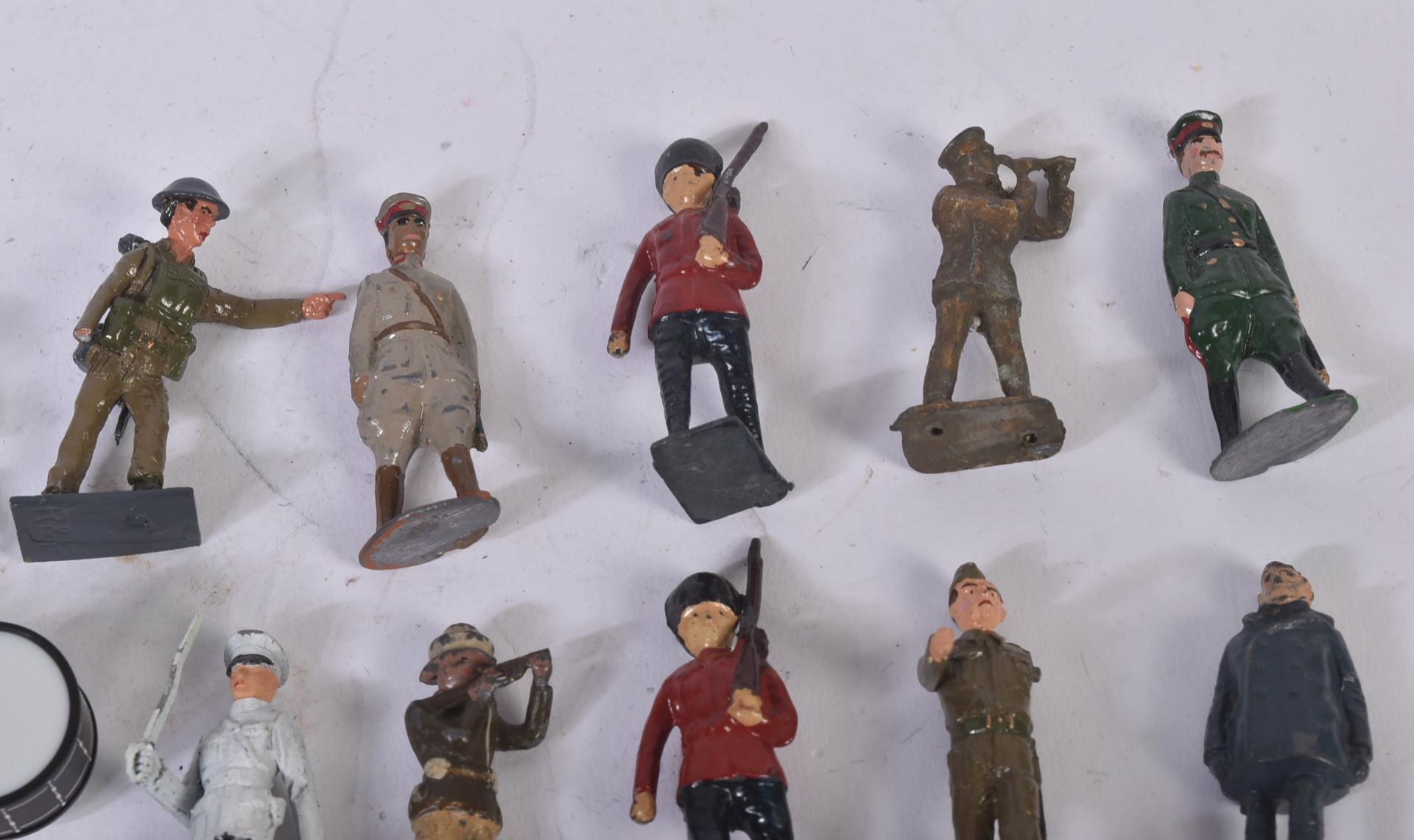 COLLECTION OF ASSORTED LOOSE LEAD TOY SOLDIERS - Image 6 of 7