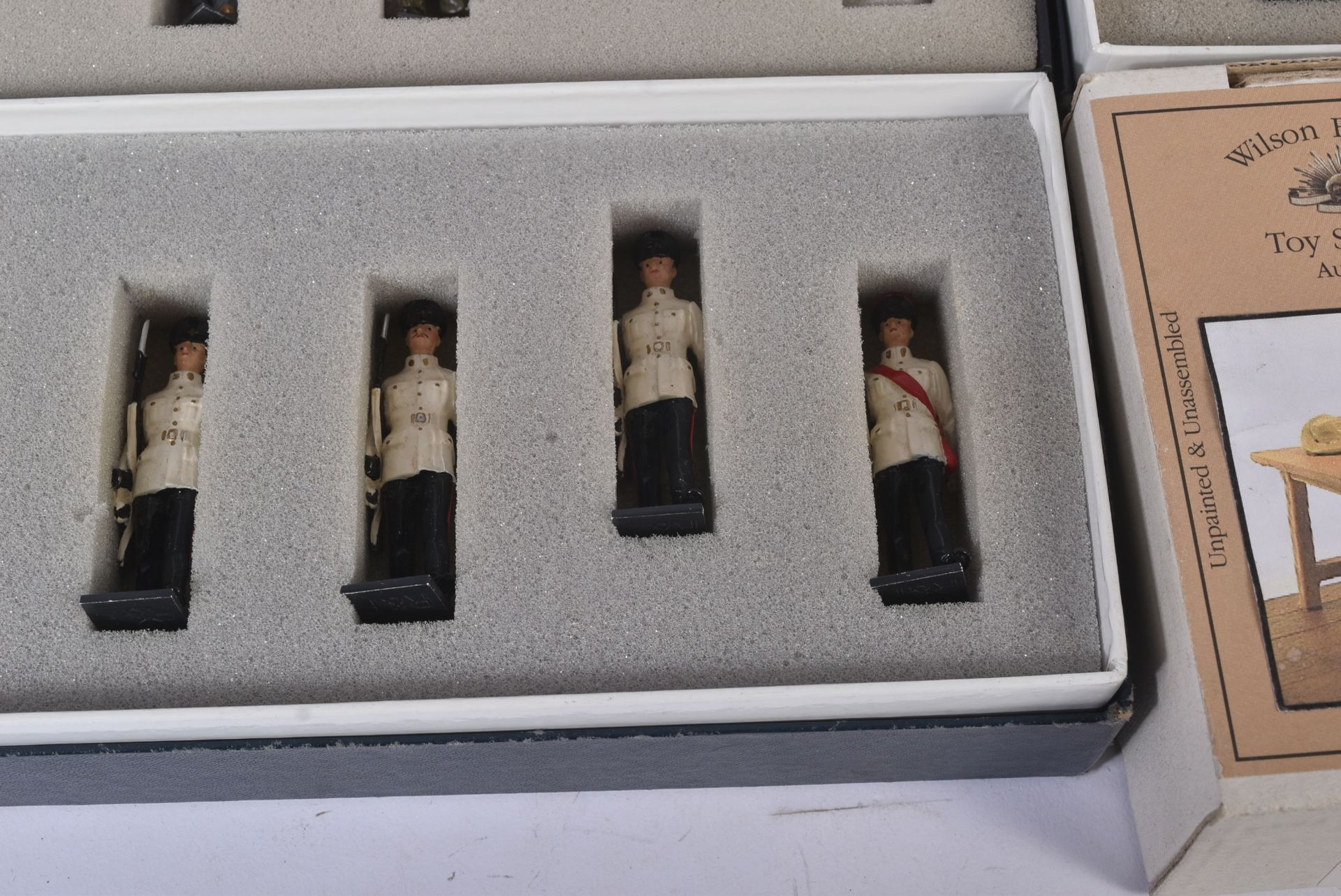 COLLECTION OF MINIATURE LEAD TOY SOLDIERS - Bild 3 aus 7