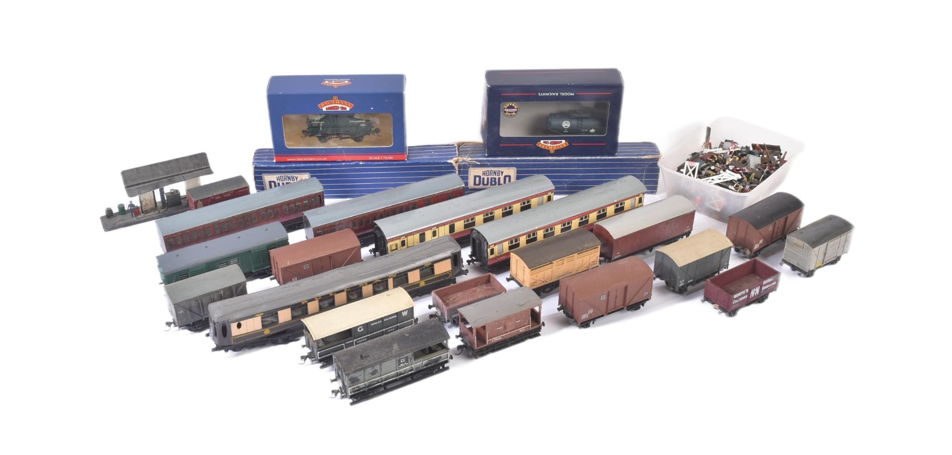 COLLECTION OF ASSORTED OO GAUGE MODEL RAILWAY ROLLING STOCK & TRACKSIDE FIGURES