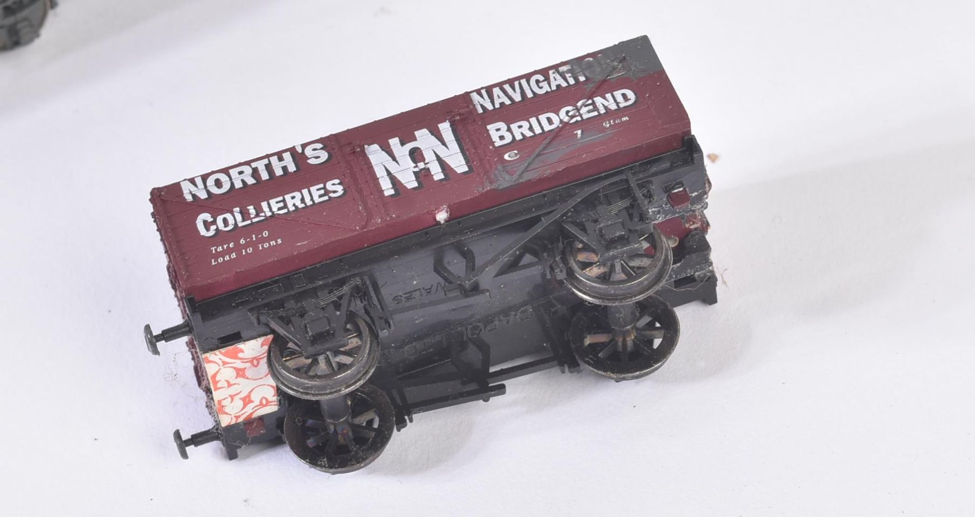 COLLECTION OF ASSORTED OO GAUGE MODEL RAILWAY ROLLING STOCK & TRACKSIDE FIGURES - Image 9 of 12