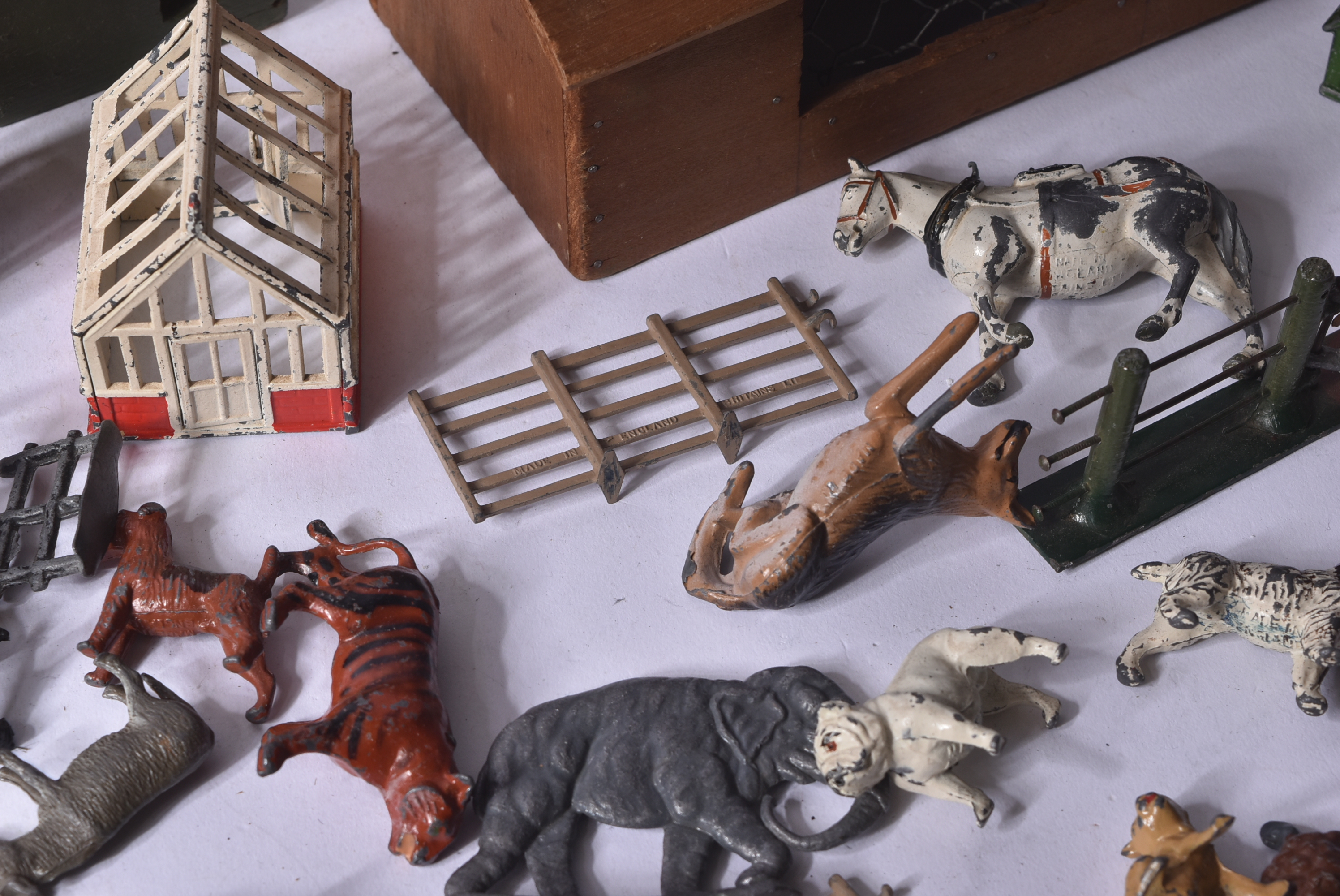 COLLECTION OF ASSORTED VINTAGE BRITAINS LEAD TOY ANIMALS - Image 4 of 8