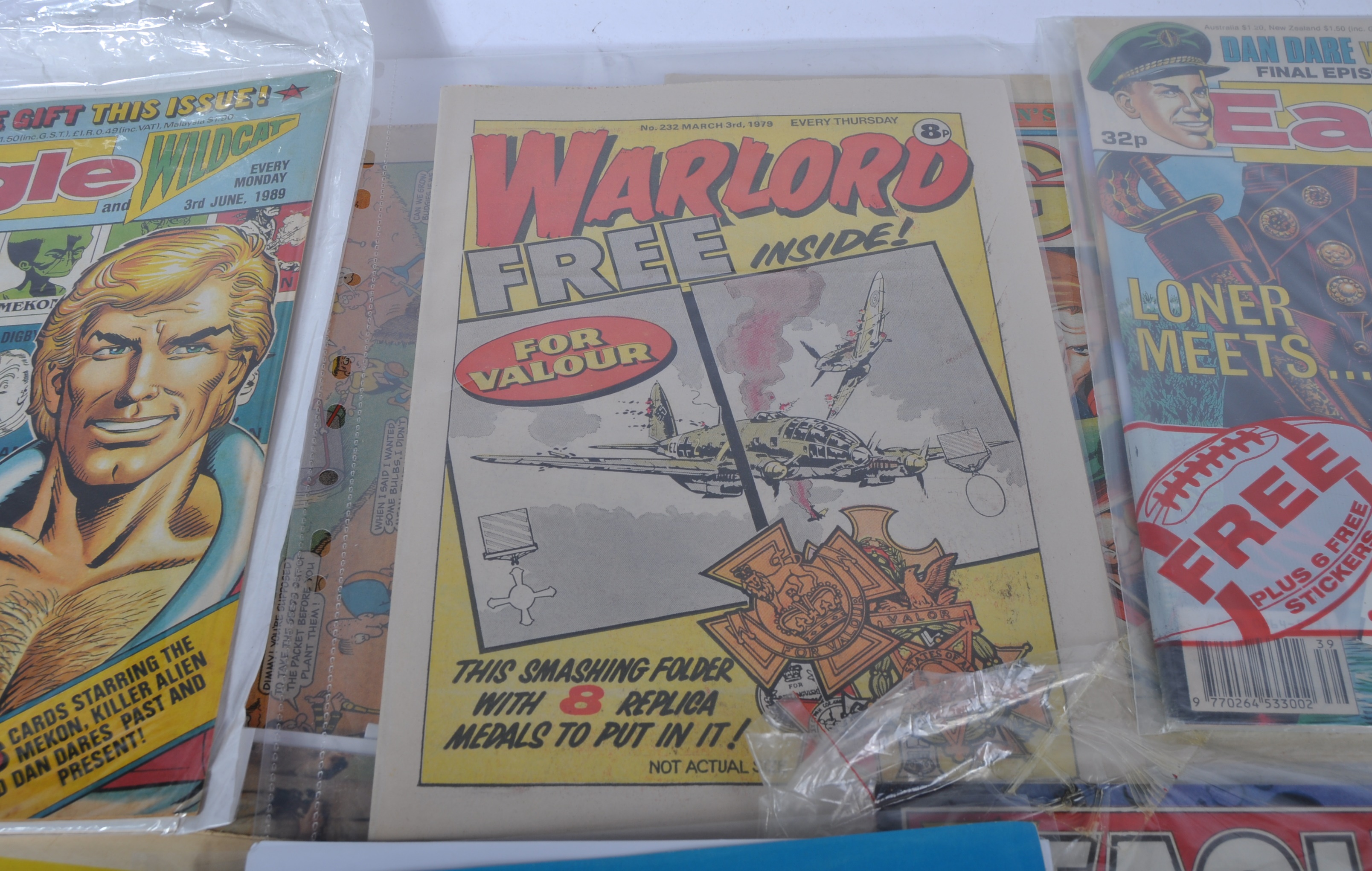 COMIC BOOKS - COLLECTION OF VINTAGE ISSUES - ALL WITH FREE GIFTS - Image 6 of 7