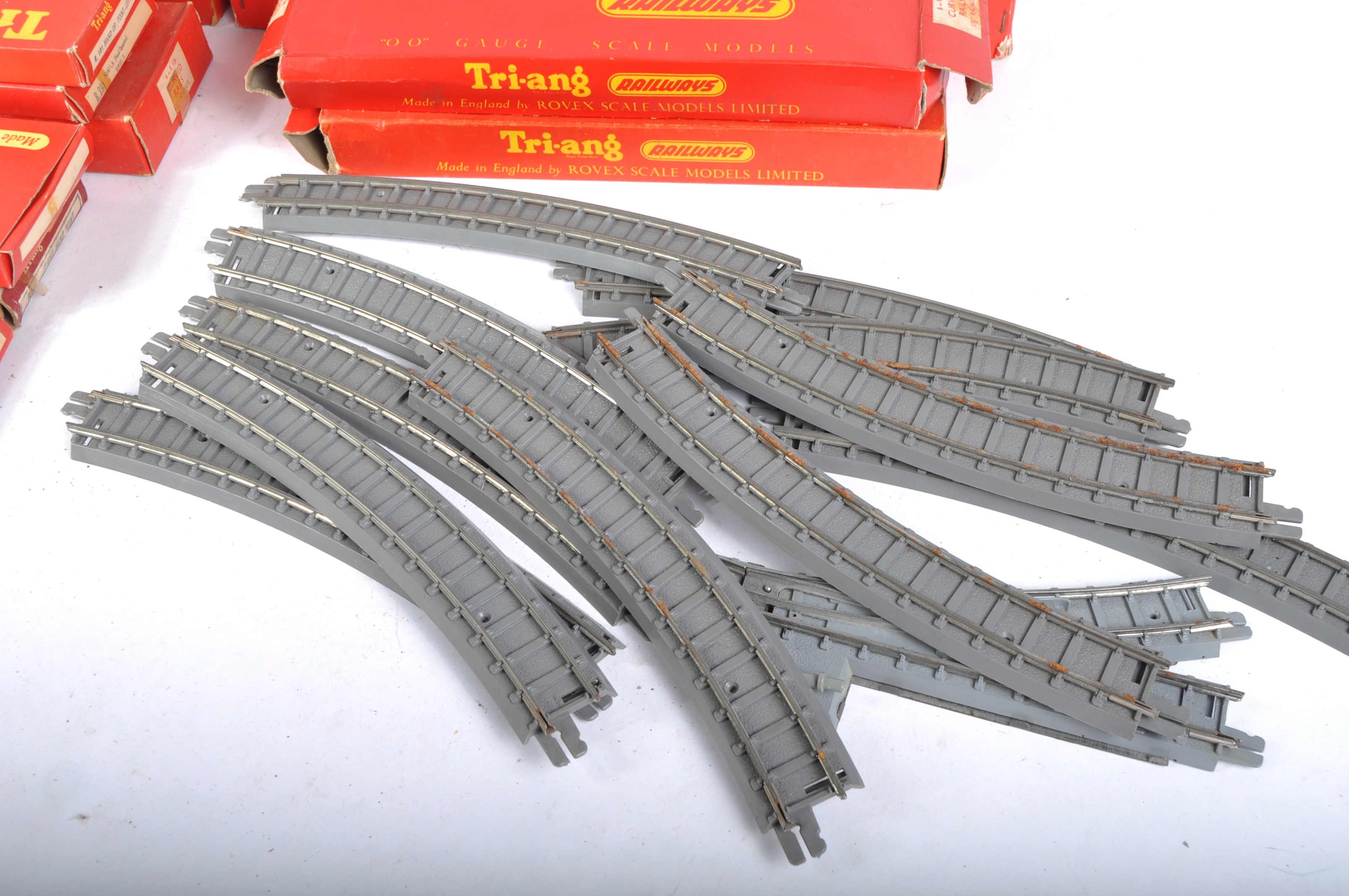 COLLECTION OF VINTAGE TRIANG 00 GAUGE MODEL RAILWAY ACCESSORIES - Image 2 of 5