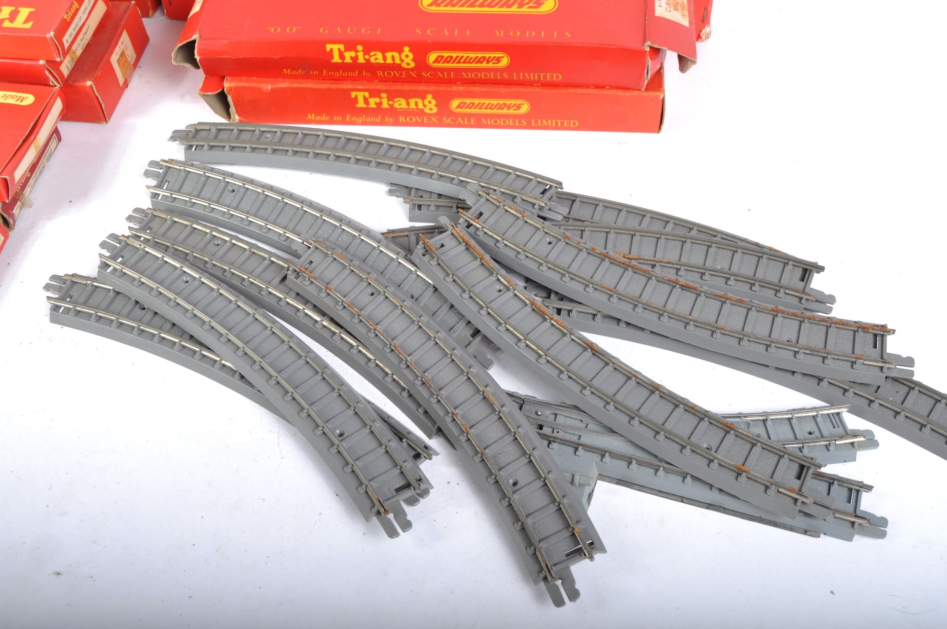 COLLECTION OF VINTAGE TRIANG 00 GAUGE MODEL RAILWAY ACCESSORIES - Bild 2 aus 5