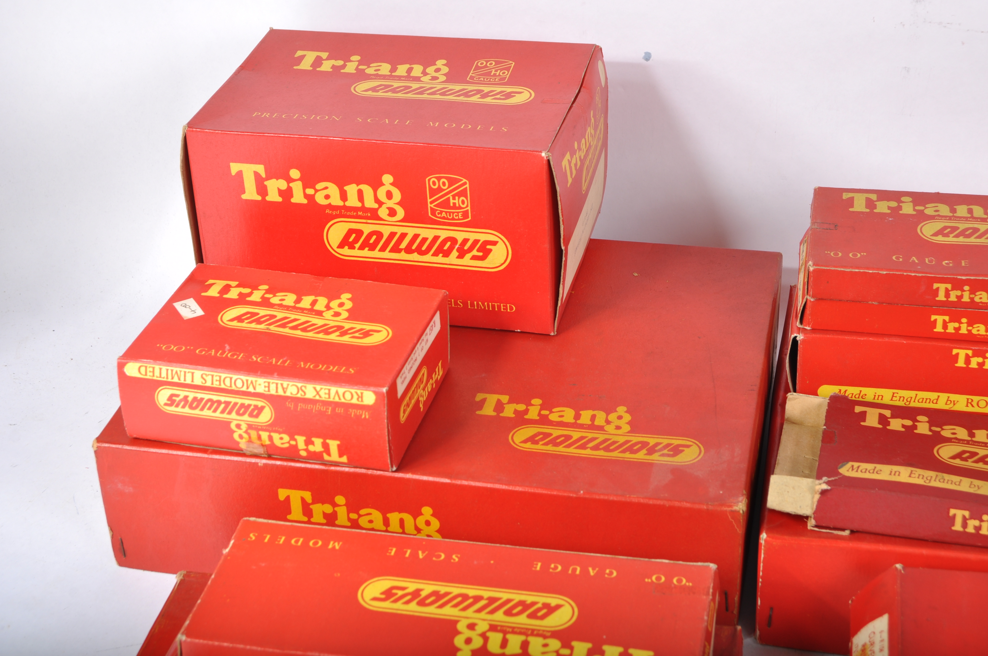 COLLECTION OF VINTAGE TRIANG 00 GAUGE MODEL RAILWAY ACCESSORIES - Image 4 of 5