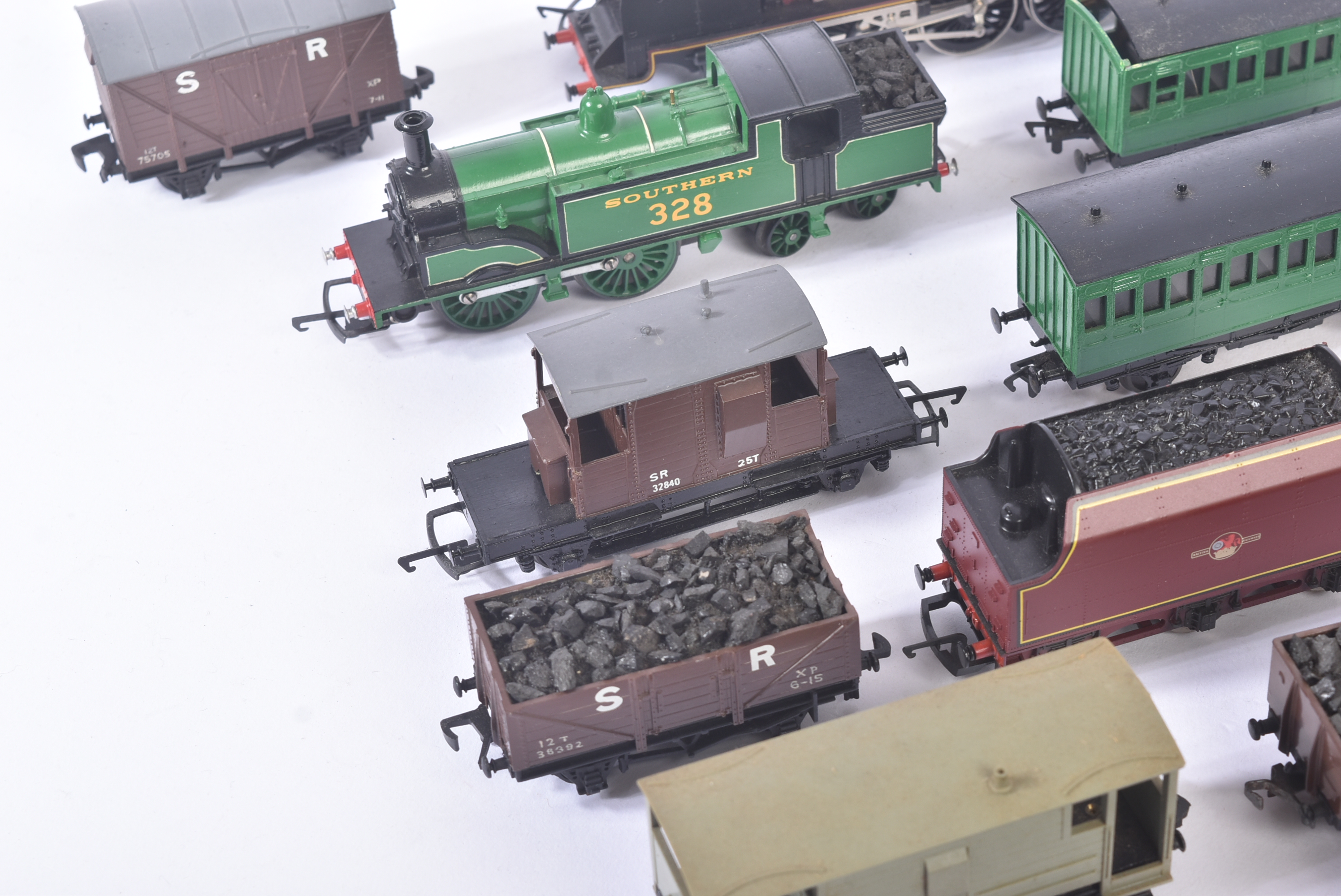 COLLECTION OF ASSORTED OO GAUGE LOCOS & ROLLING STOCK - Image 3 of 7