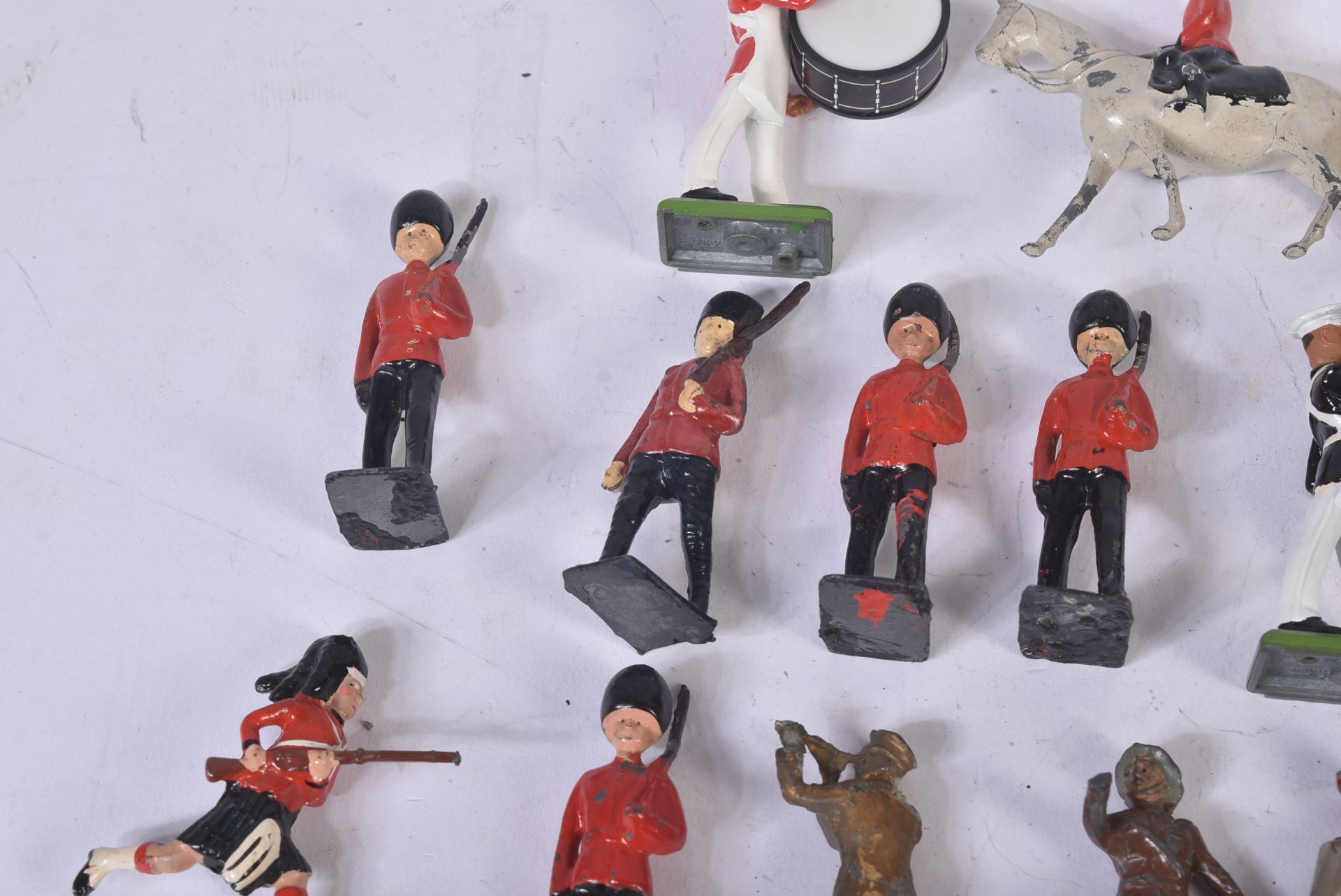 COLLECTION OF ASSORTED LOOSE LEAD TOY SOLDIERS - Bild 4 aus 7