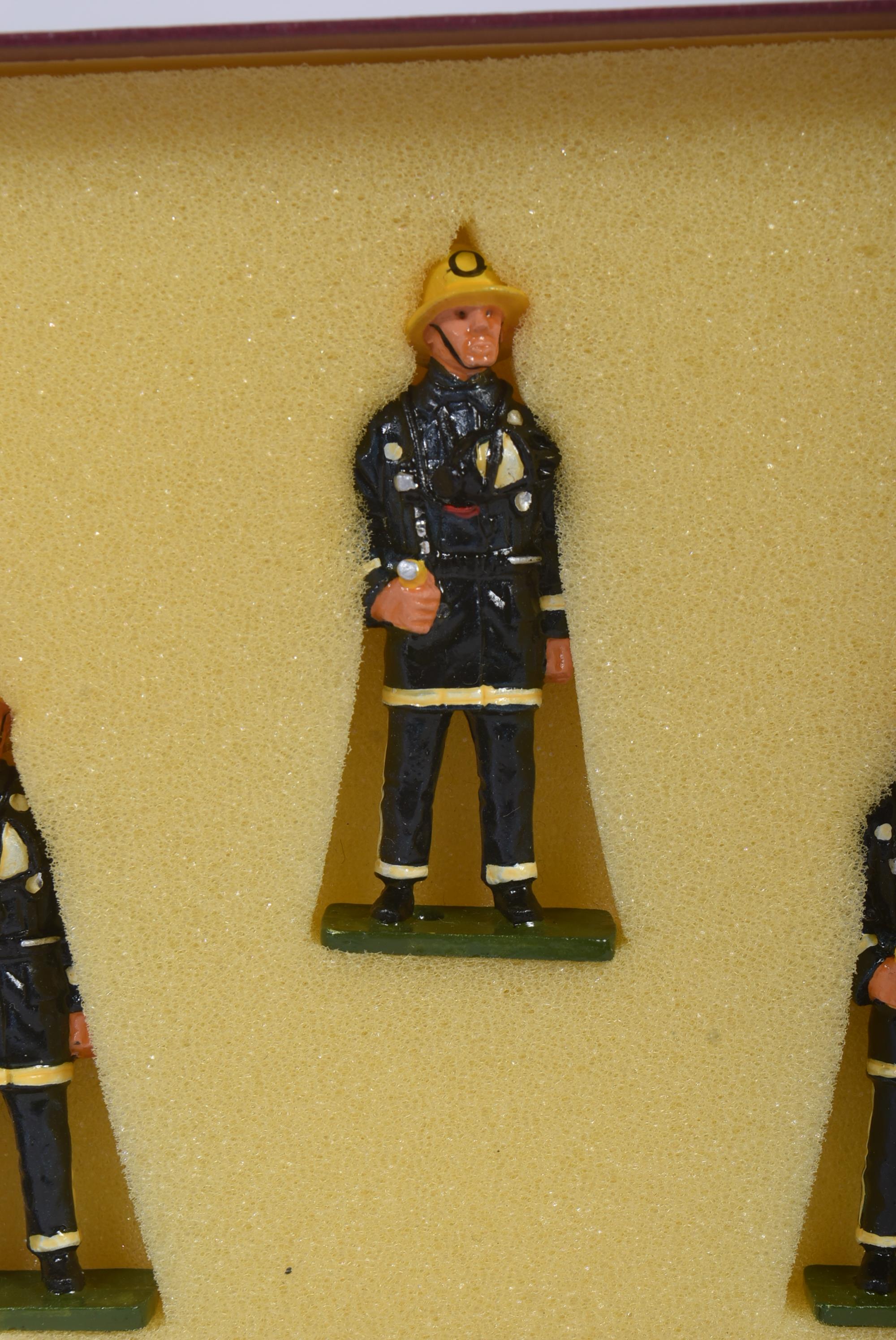 VINTAGE WHITE METAL FIRE FIGHTER MODEL FIGURINES - Image 3 of 5