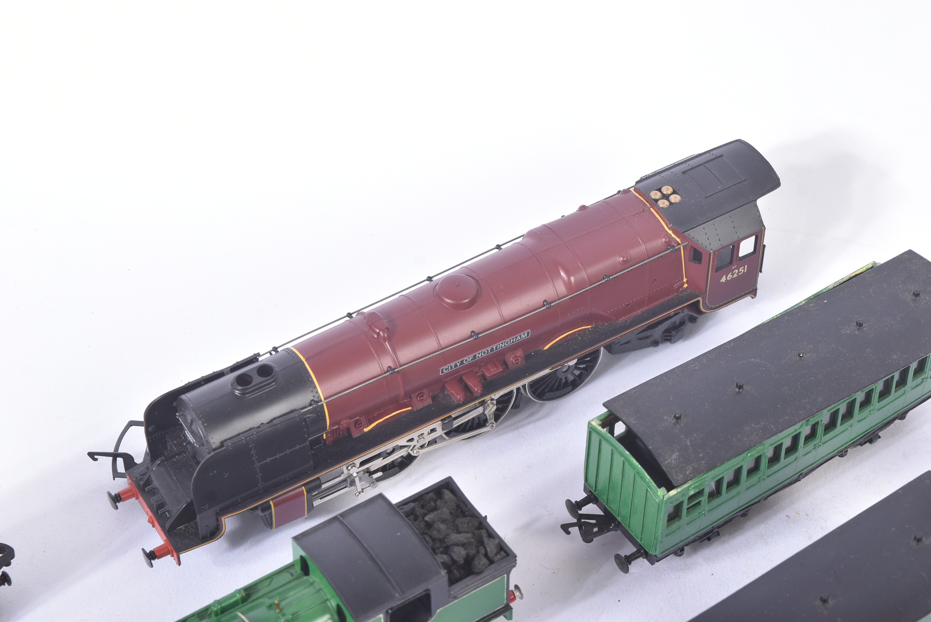 COLLECTION OF ASSORTED OO GAUGE LOCOS & ROLLING STOCK - Image 4 of 7