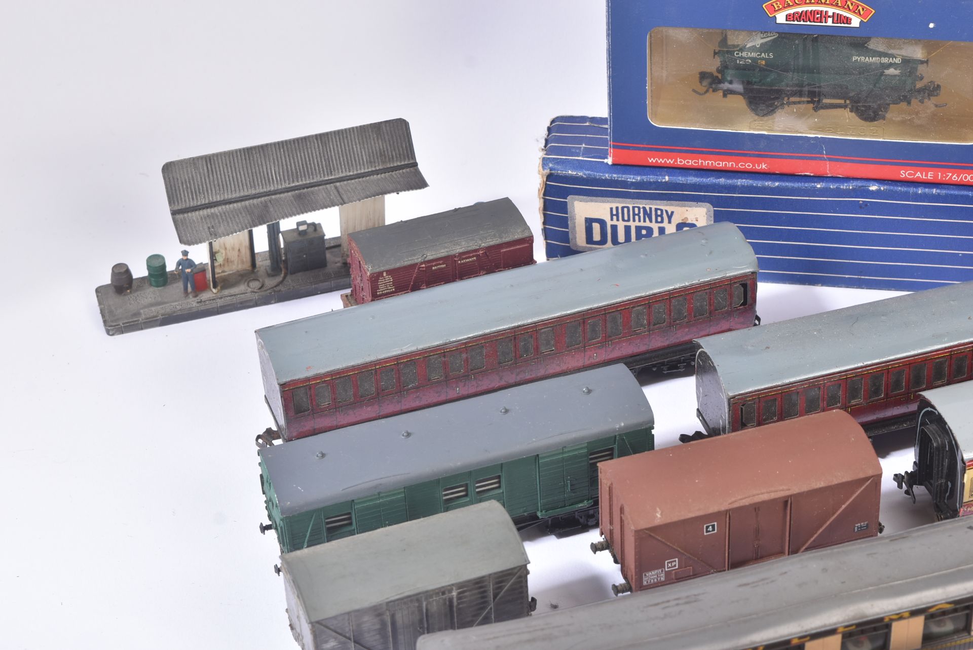 COLLECTION OF ASSORTED OO GAUGE MODEL RAILWAY ROLLING STOCK & TRACKSIDE FIGURES - Image 4 of 12