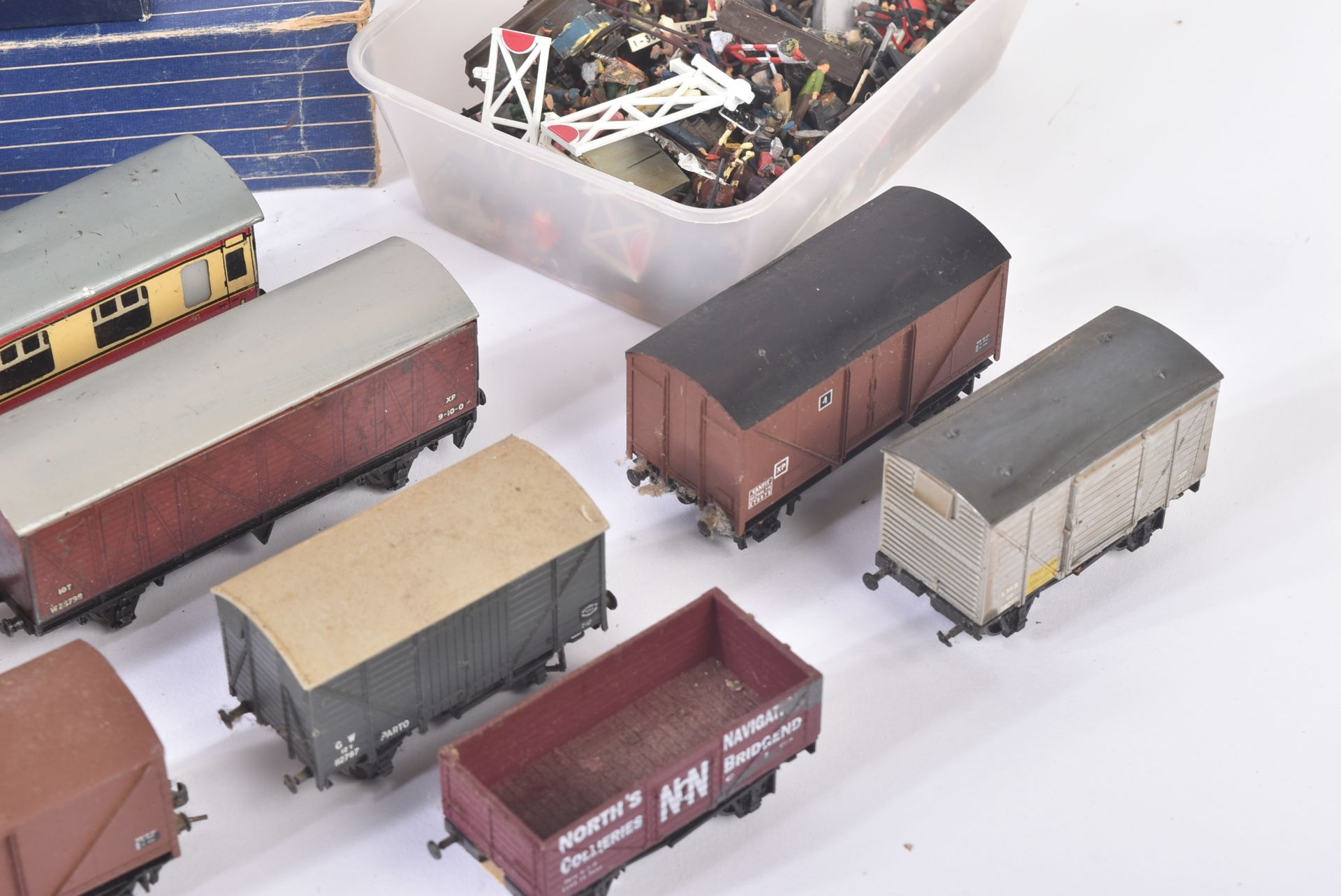 COLLECTION OF ASSORTED OO GAUGE MODEL RAILWAY ROLLING STOCK & TRACKSIDE FIGURES - Image 2 of 12