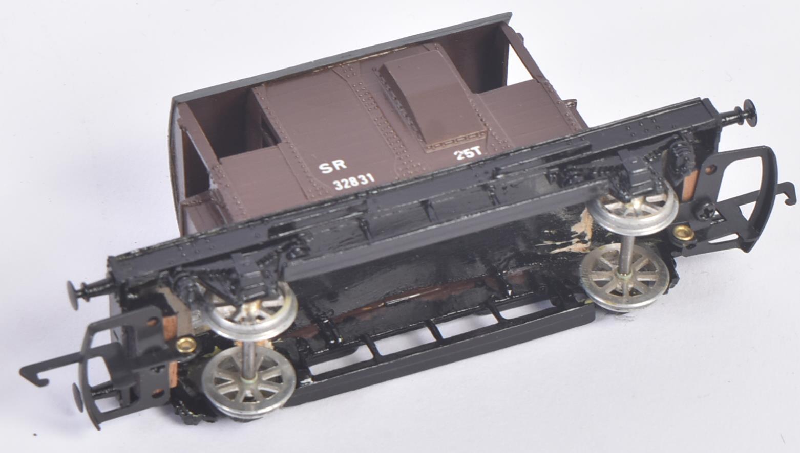 COLLECTION OF ASSORTED OO GAUGE LOCOS & ROLLING STOCK - Image 6 of 7