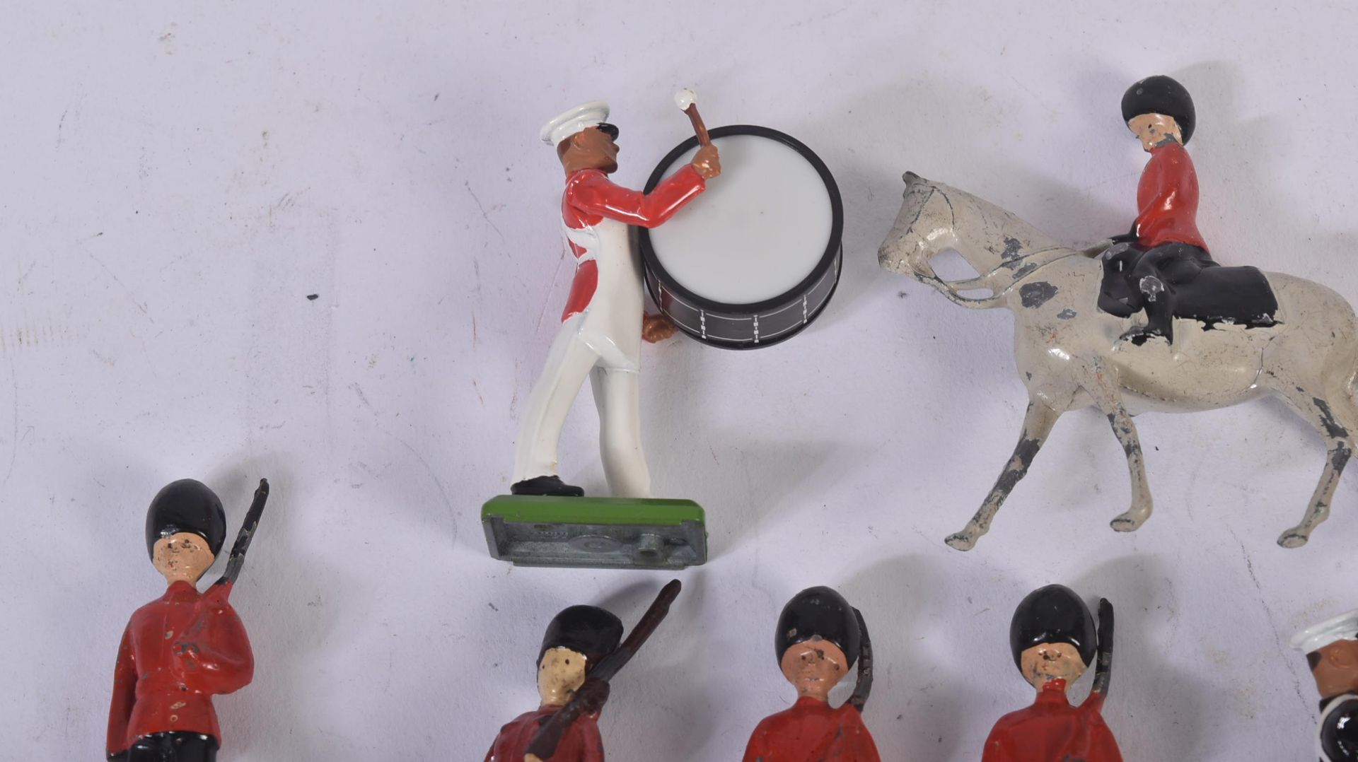 COLLECTION OF ASSORTED LOOSE LEAD TOY SOLDIERS - Bild 5 aus 7