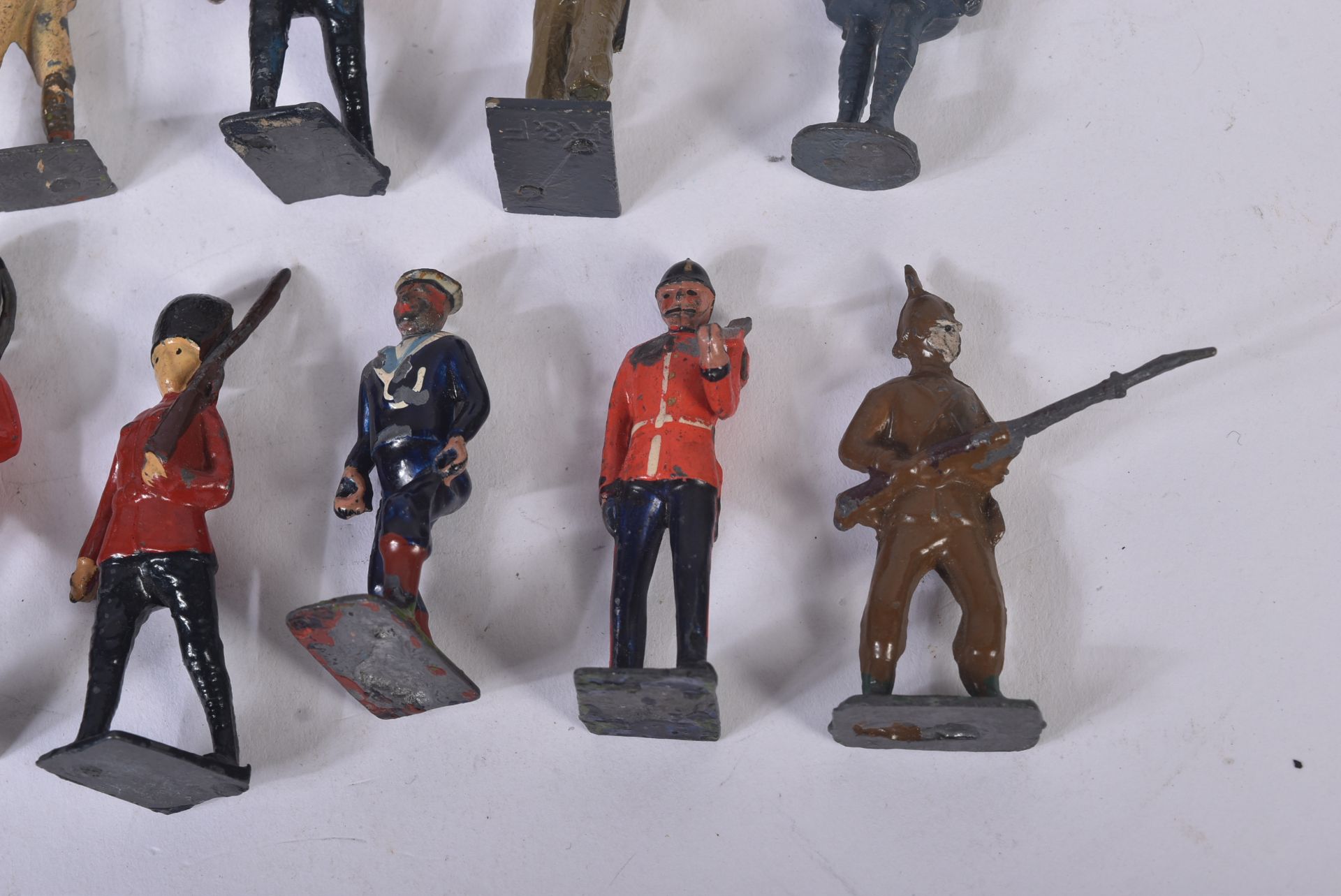 COLLECTION OF ASSORTED LOOSE LEAD TOY SOLDIERS - Bild 2 aus 7